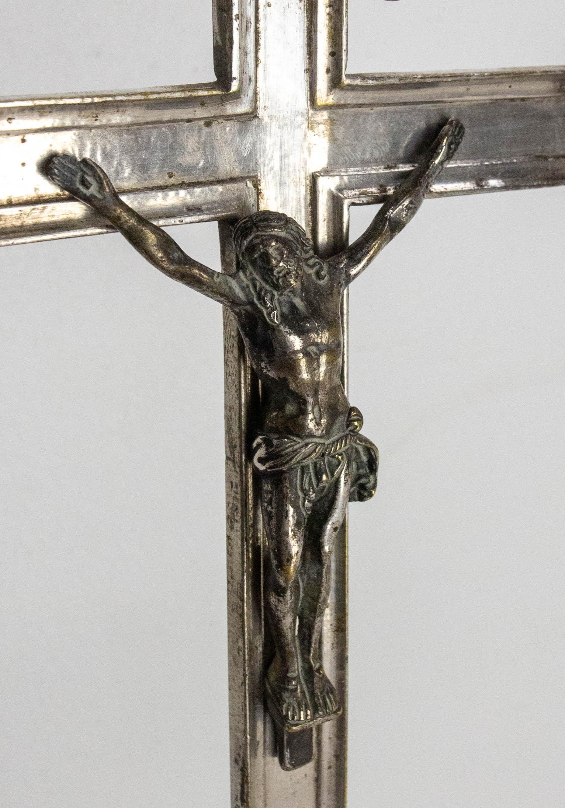 Crucifijo francés sobre pedestal, finales del siglo XIX en Bueno estado para la venta en Labrit, Landes