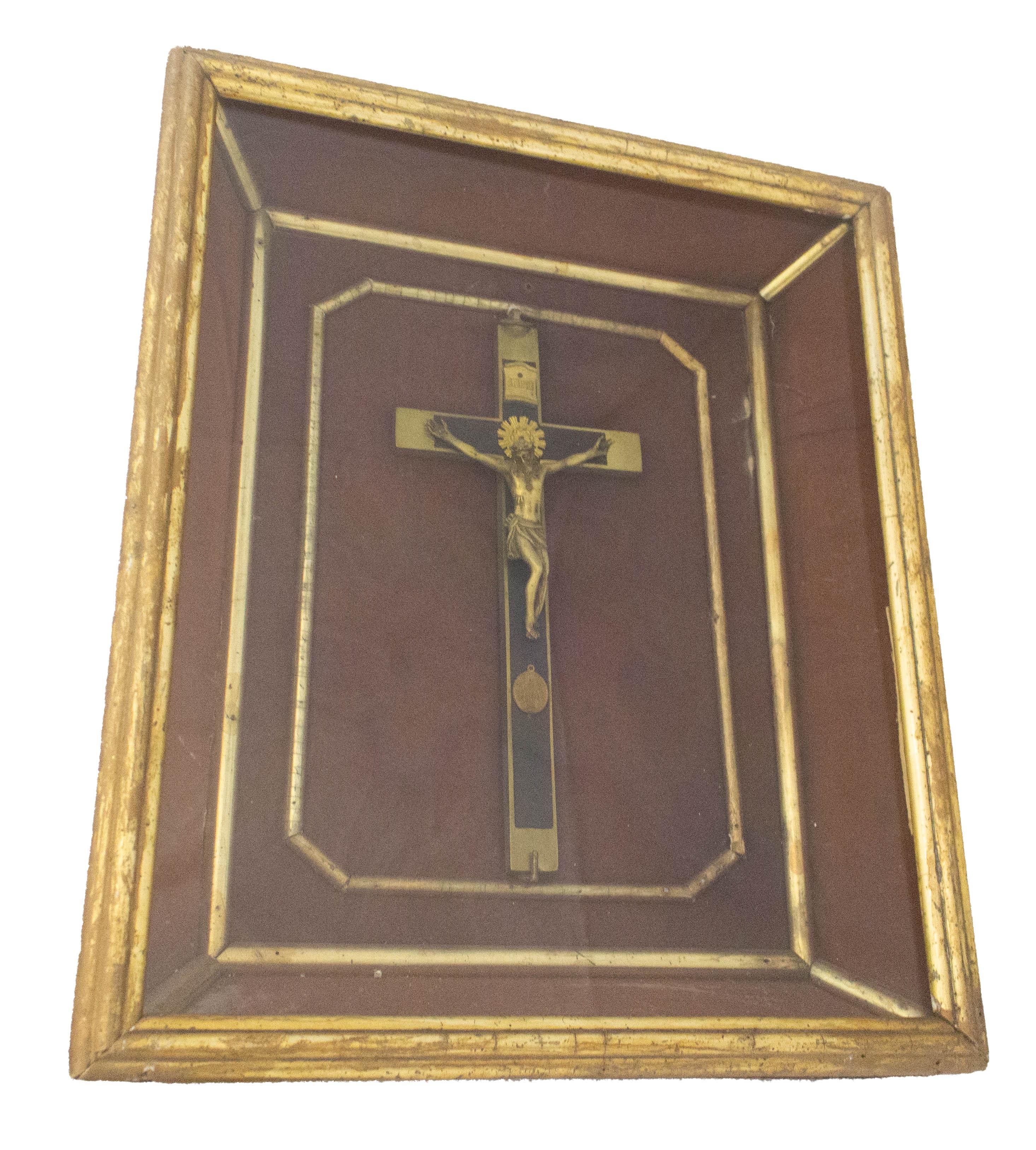 Crucifix dans sa vitrine, français, fin du XIXe siècle
Cadre en or
Bon état 

Pour l'expédition : 46/38/8 cm 2,4 kg.