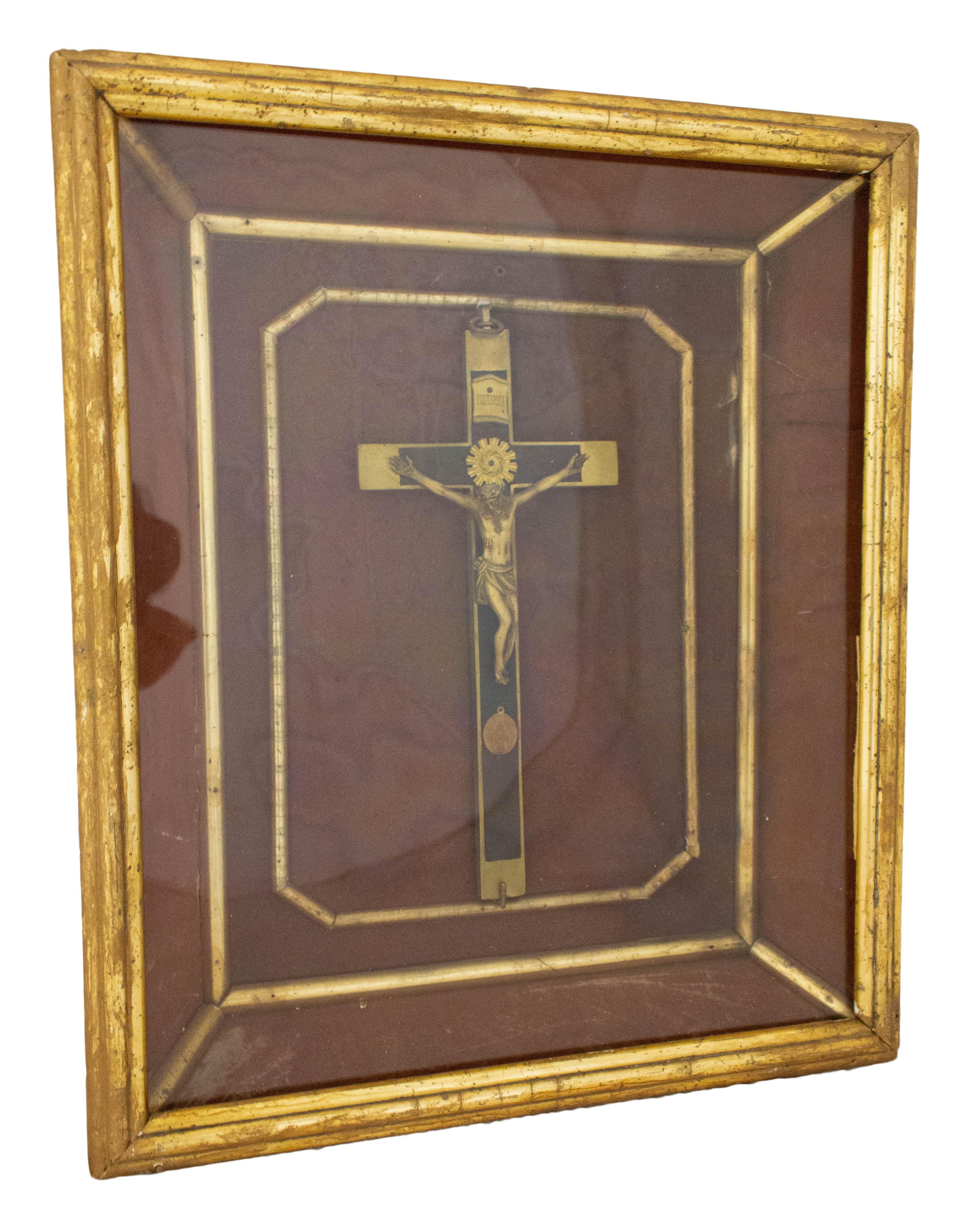 French Crucifix Vitrine and Frame, Late 19th Century In Good Condition For Sale In Labrit, Landes