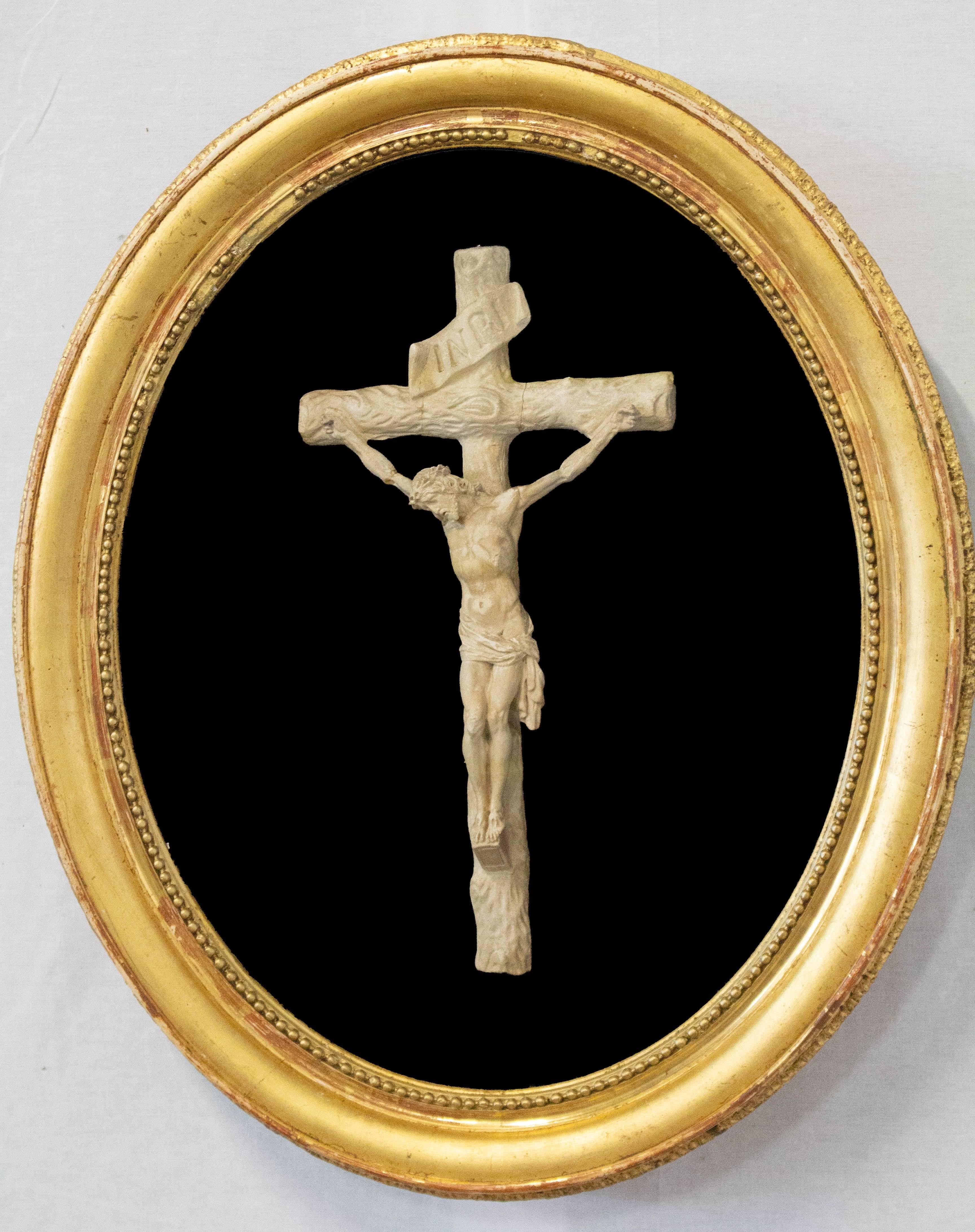 Crucifix dans sa vitrine ovale, Français, fin du XIXe siècle
Cadre doré
Bon état

Pour l'expédition : 9/51/60 cm, 3,3 kg.