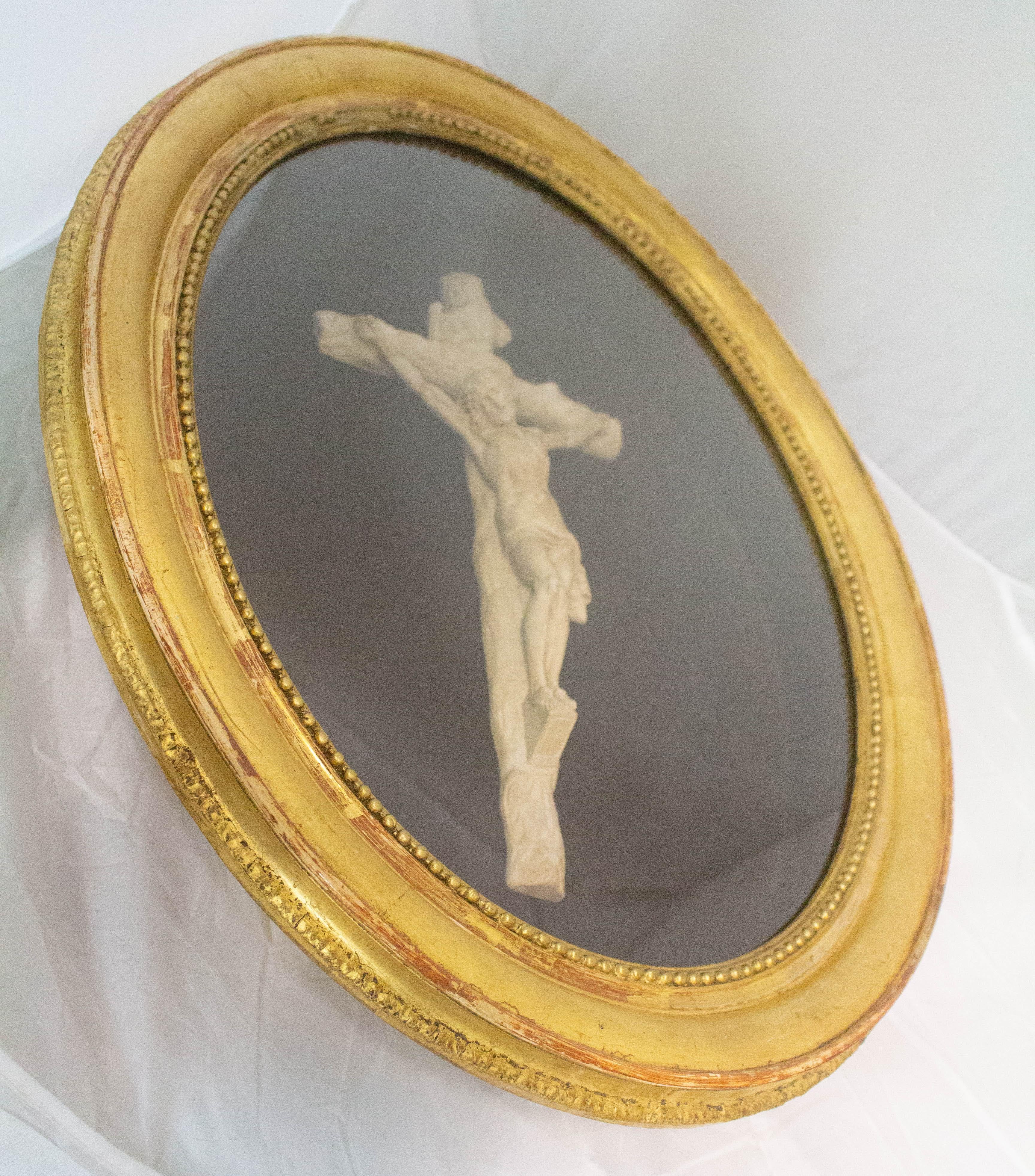 French Crucifix Vitrine and Oval Frame, Late 19th Century In Good Condition For Sale In Labrit, Landes