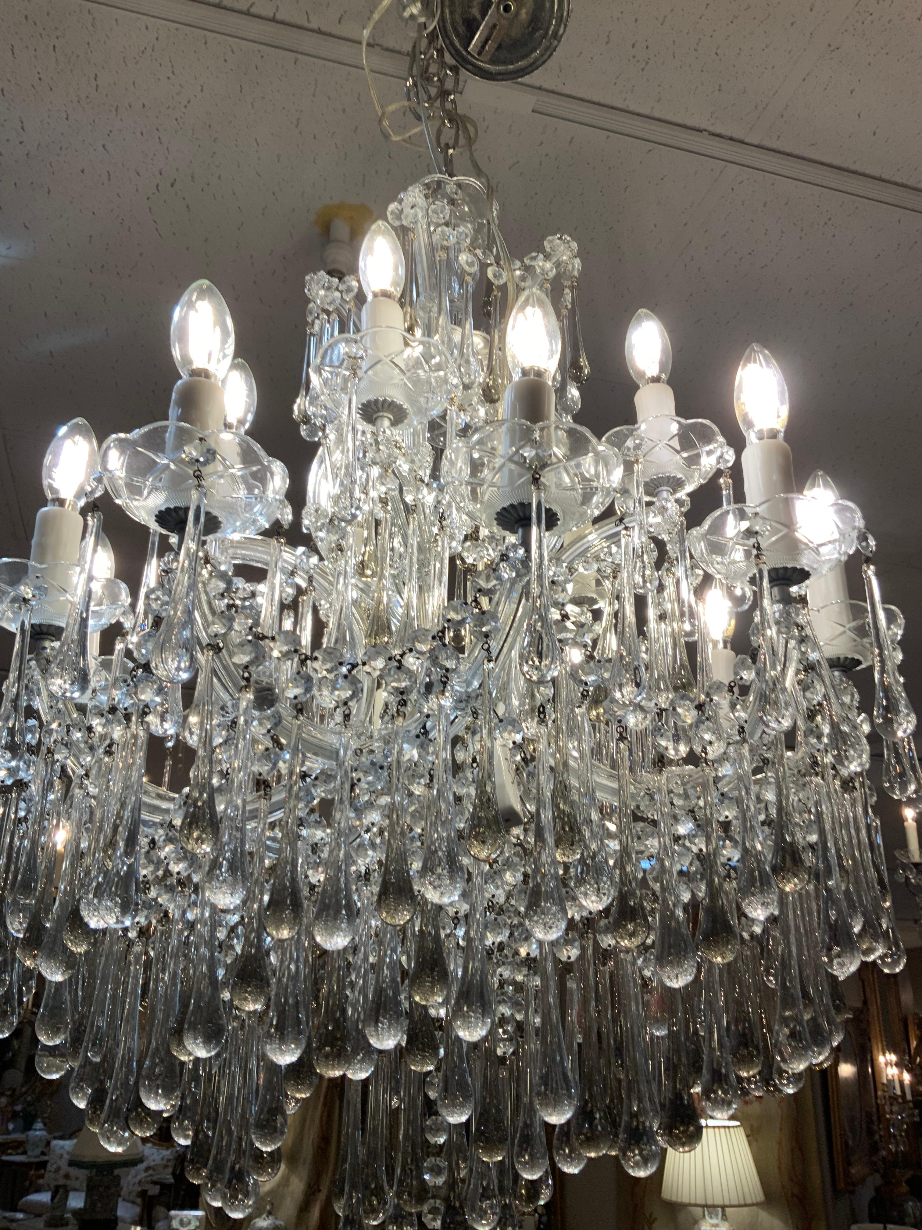 fina araña de cristal de quince luces con
Cristales empaquetados en forma de lágrima con dos
Niveles de luces. El cristal es muy claro y limpio 
Sin ninguna pieza perdida o astillada. El cableado
Es bueno y está listo para instalar  tiene