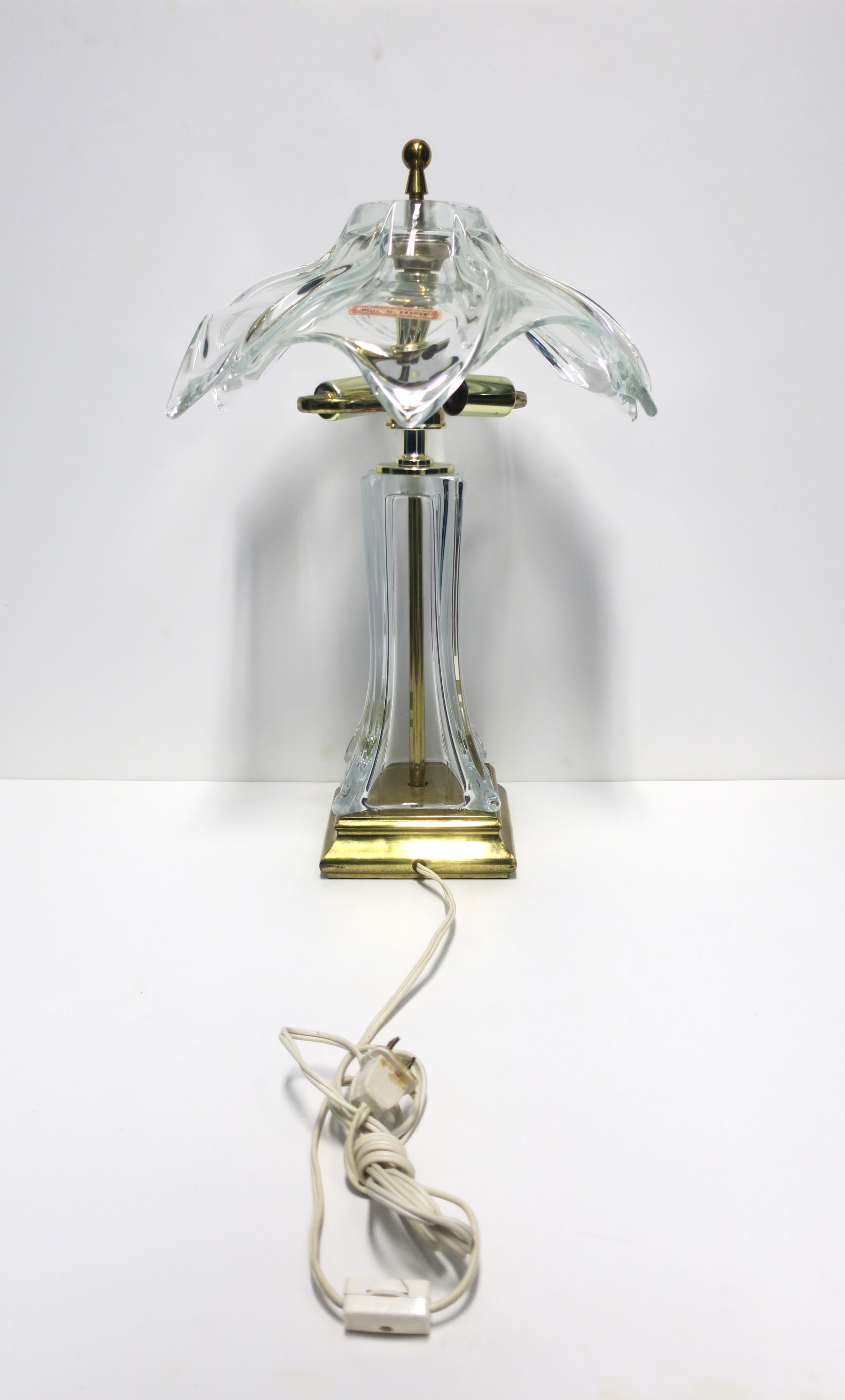 Lampe de bureau ou de table française en cristal et laiton en vente 8