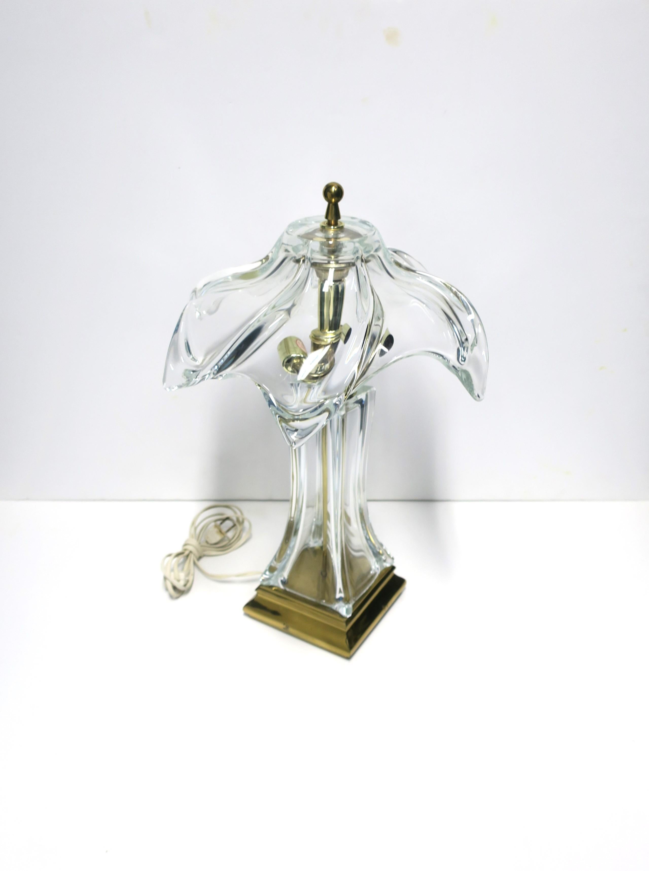 20ième siècle Lampe de bureau ou de table française en cristal et laiton en vente