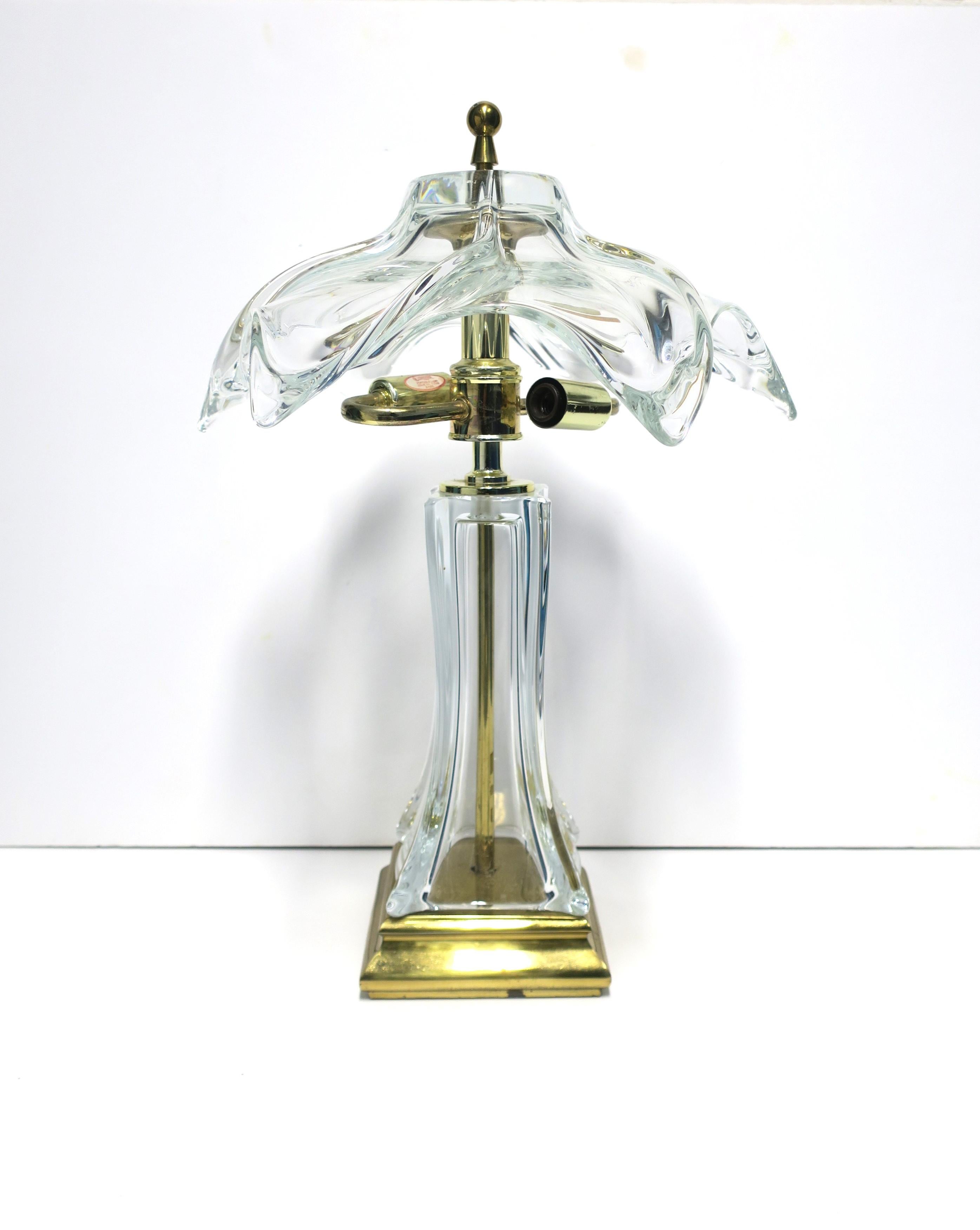 Lampe de bureau ou de table française en cristal et laiton en vente 1