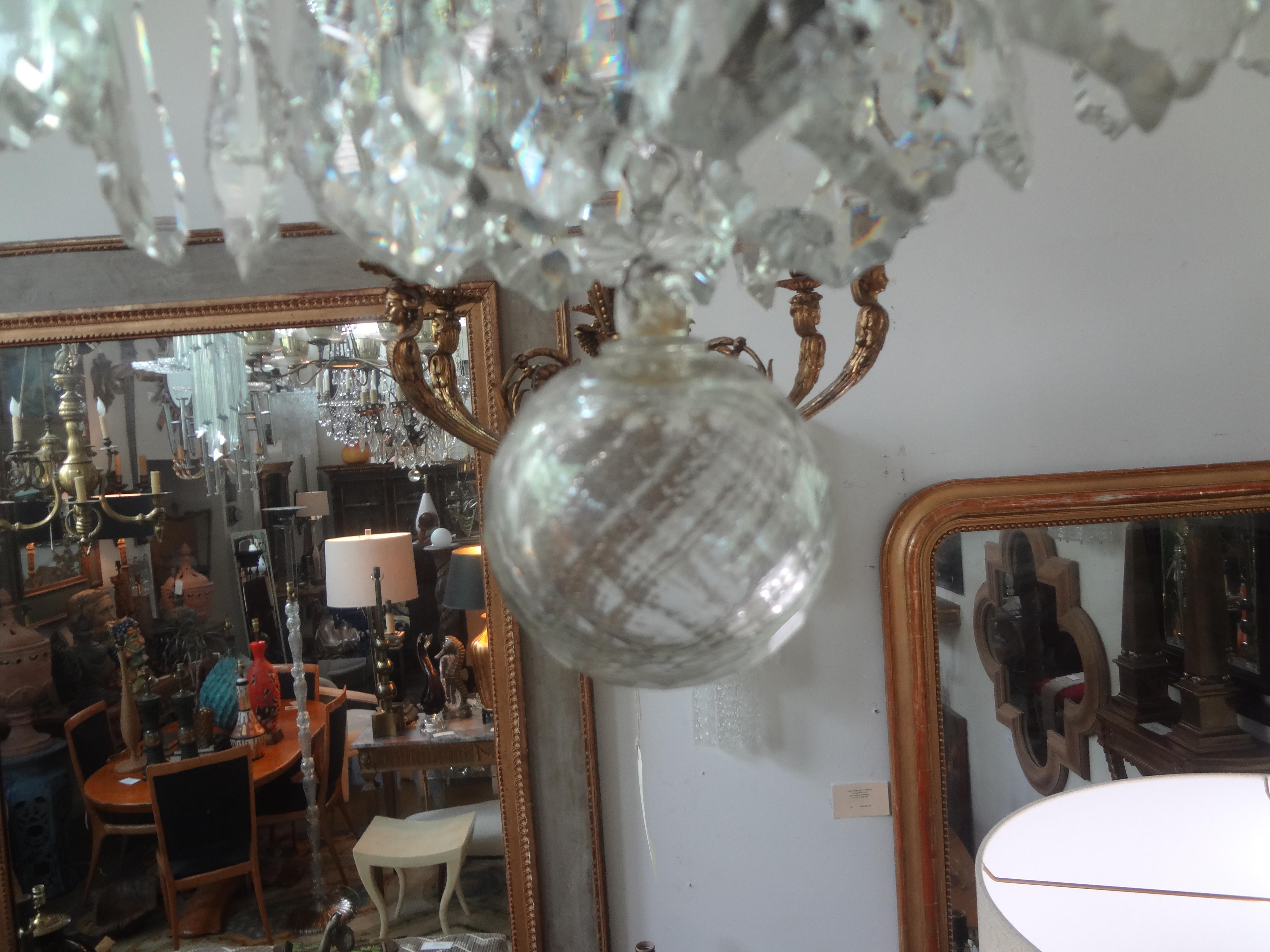Lampadario francese in cristallo e bronzo attribuito alla Maison Baguès. Questo straordinario e insolito lampadario in cristallo French Rococo ha otto luci ed è stato cablato di recente con nuove prese per il mercato americano. Può essere esposto a