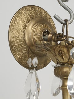 Kronleuchter aus Kristall und Bronze mit ungewöhnlichen Details, darunter Kameen