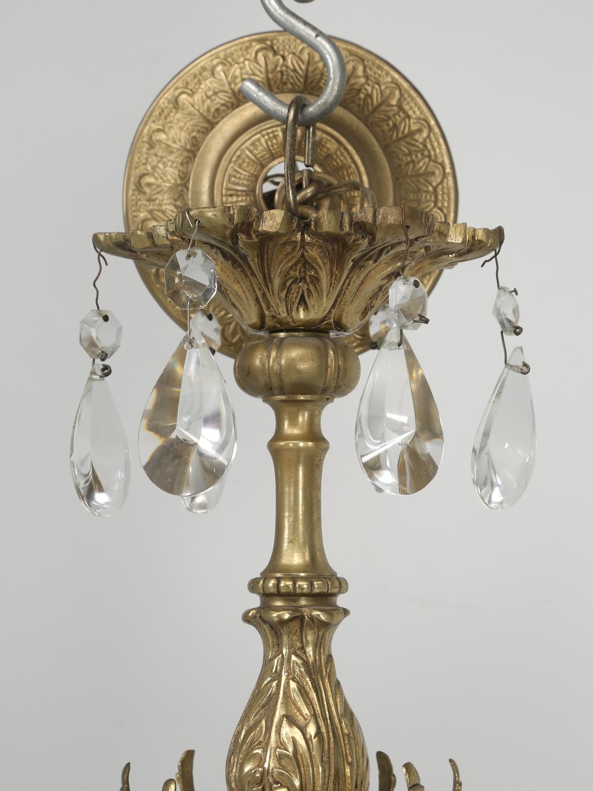 Francese Lampadario francese in cristallo e bronzo con dettagli insoliti, compresi i cammei in vendita
