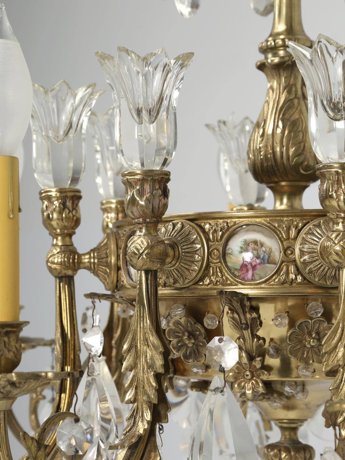 Bronzo Lampadario francese in cristallo e bronzo con dettagli insoliti, compresi i cammei in vendita