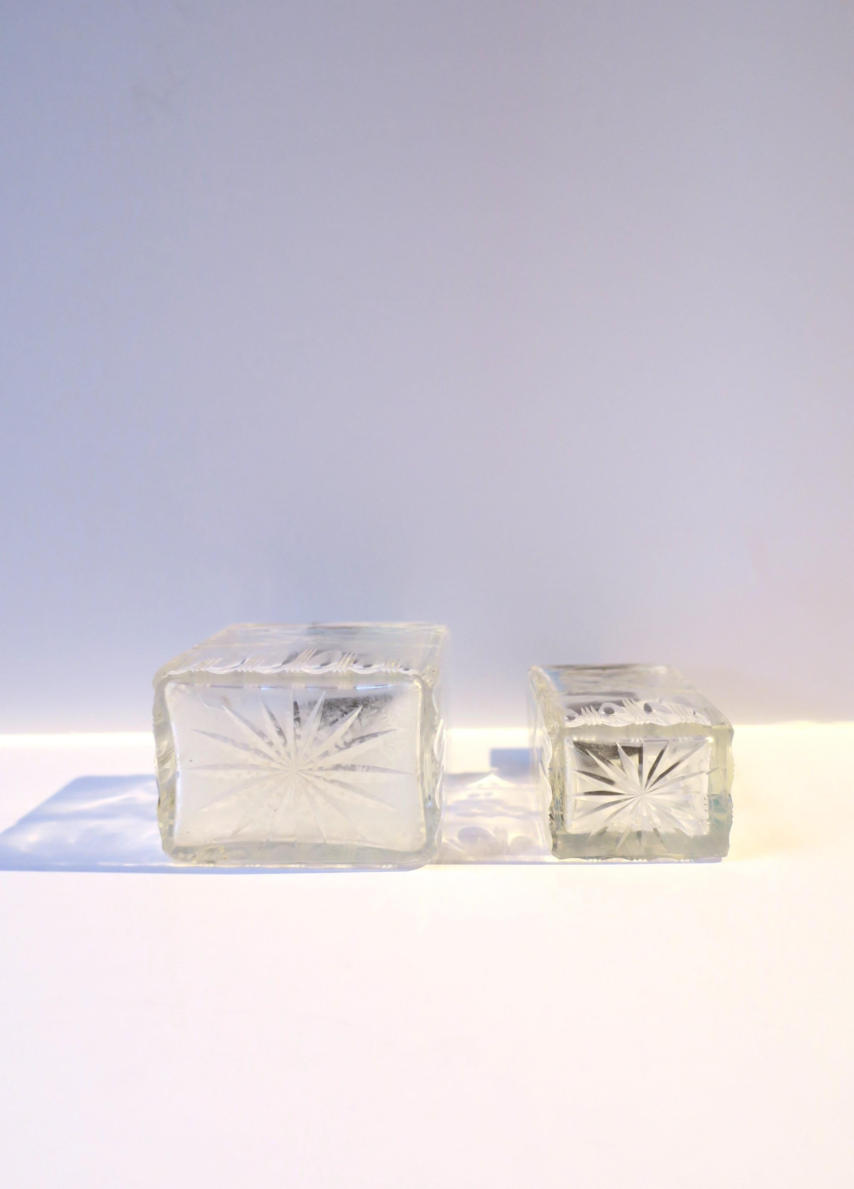 Französische Schminkflaschen aus Kristall und Sterlingsilber mit Guilloche-Emaille, Paar/Set im Angebot 9