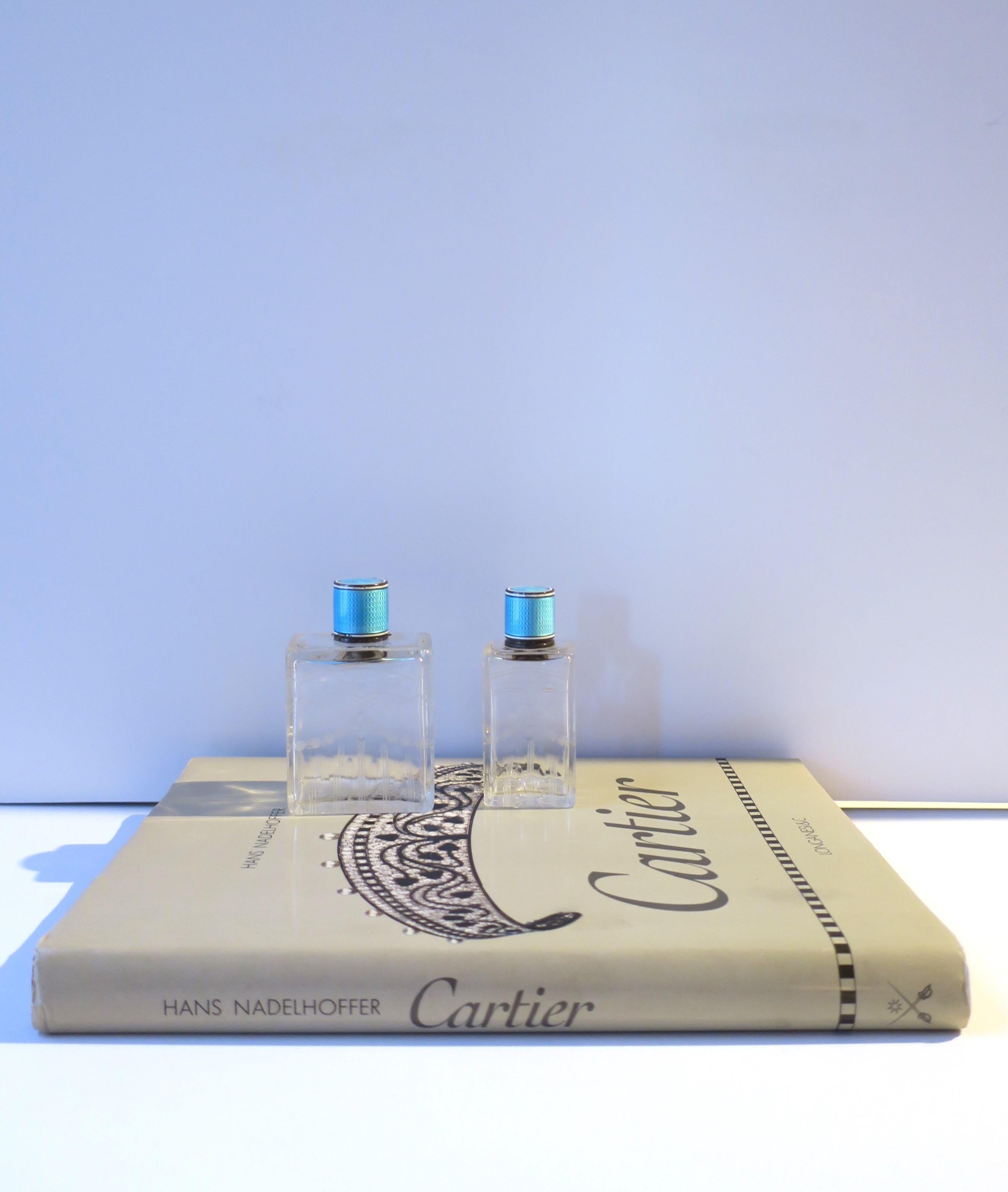 Französische Schminkflaschen aus Kristall und Sterlingsilber mit Guilloche-Emaille, Paar/Set (20. Jahrhundert) im Angebot