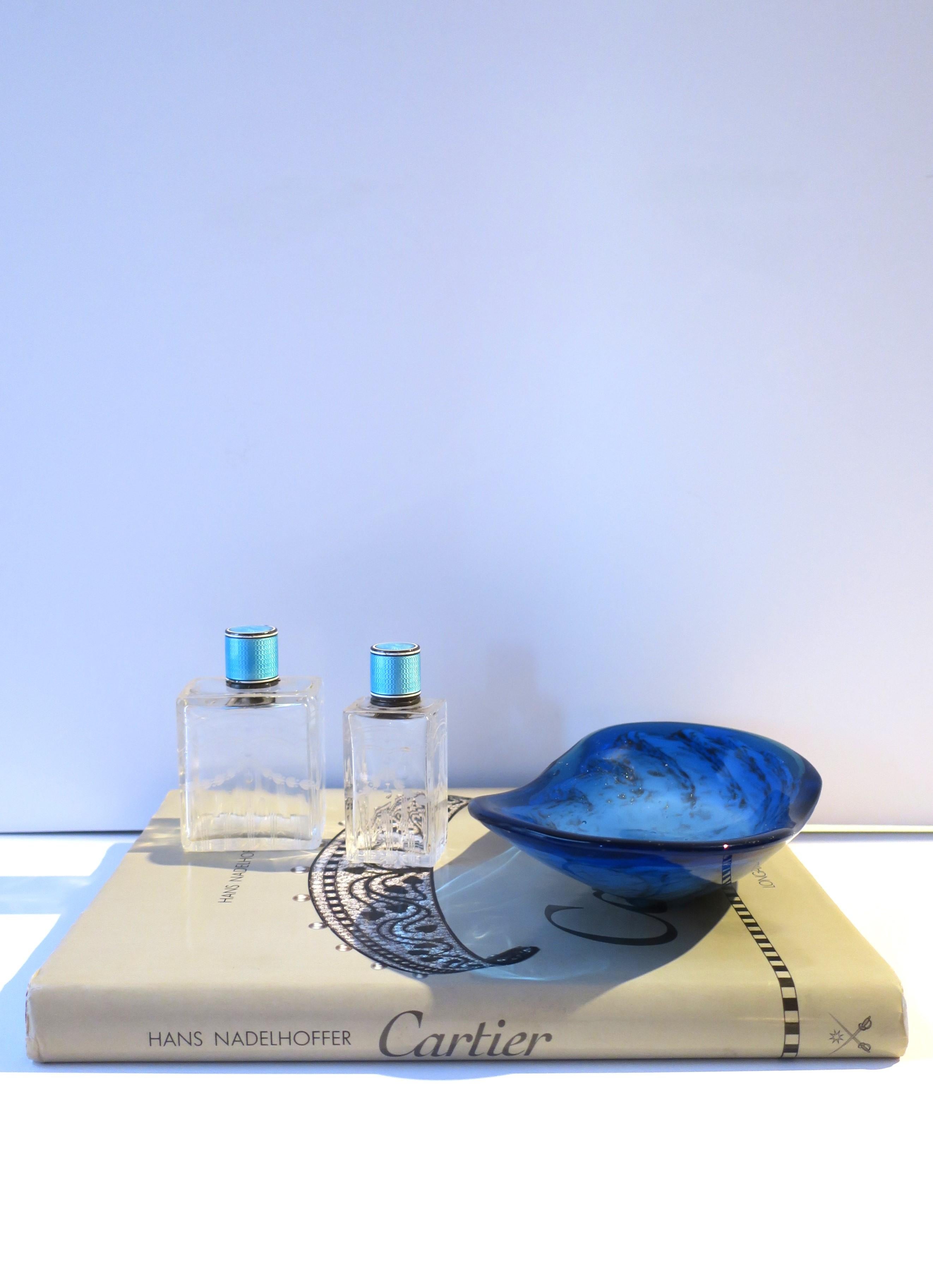 Französische Schminkflaschen aus Kristall und Sterlingsilber mit Guilloche-Emaille, Paar/Set im Angebot 1