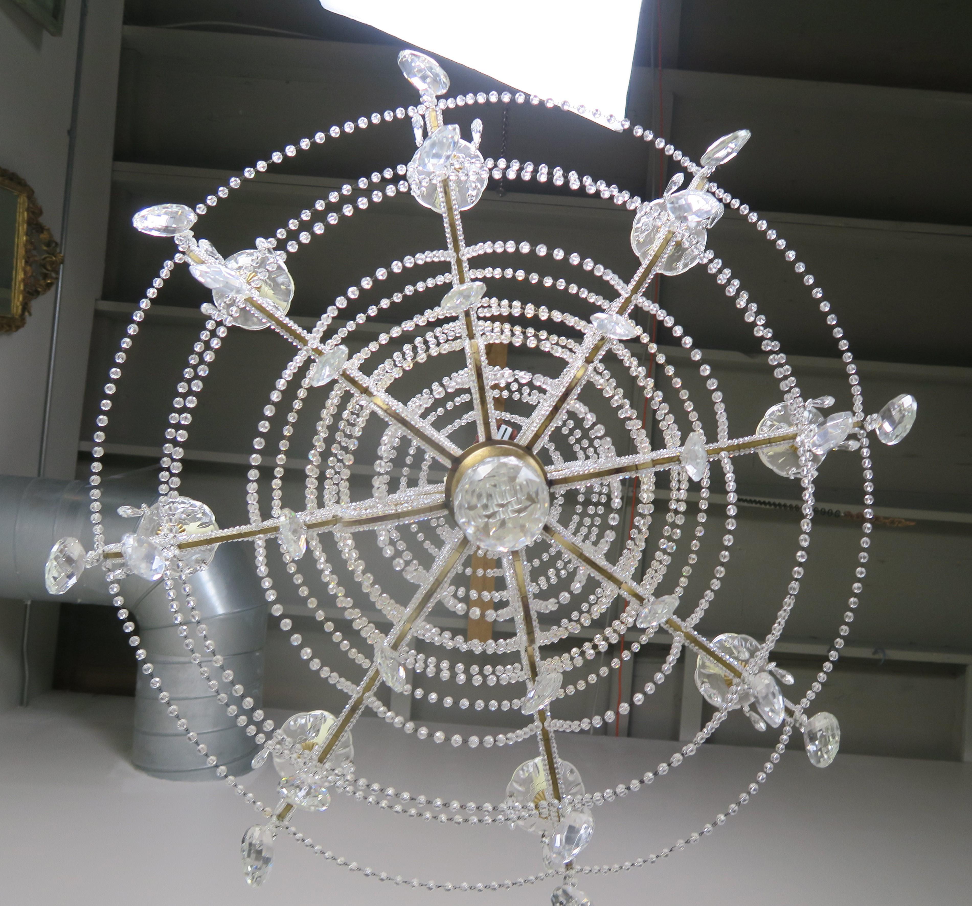 Lampadario francese a 8 bracci con perline di cristallo, 20° secolo in vendita 3