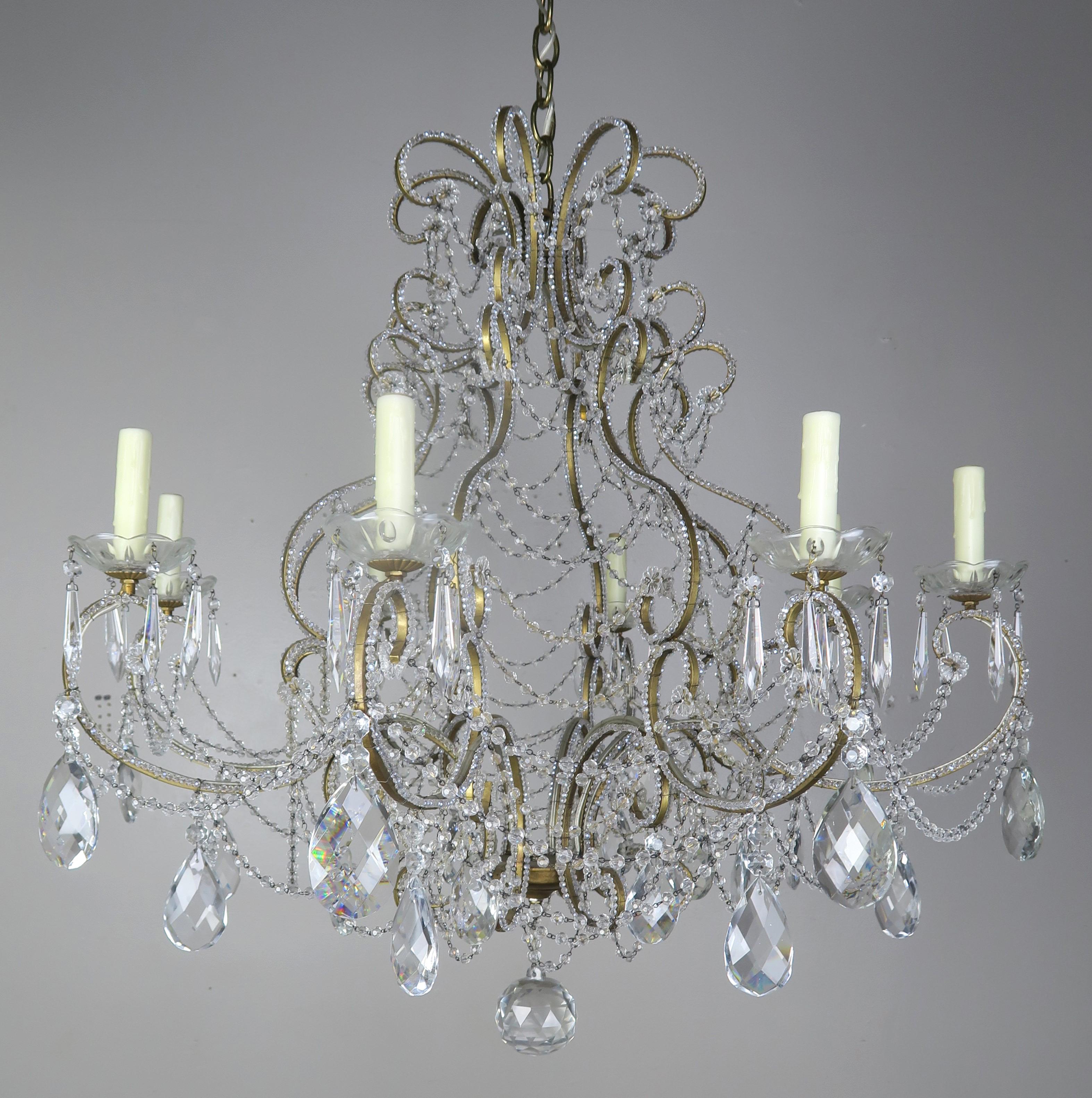 Lampadario francese a 8 bracci con perline di cristallo, 20° secolo in vendita 4