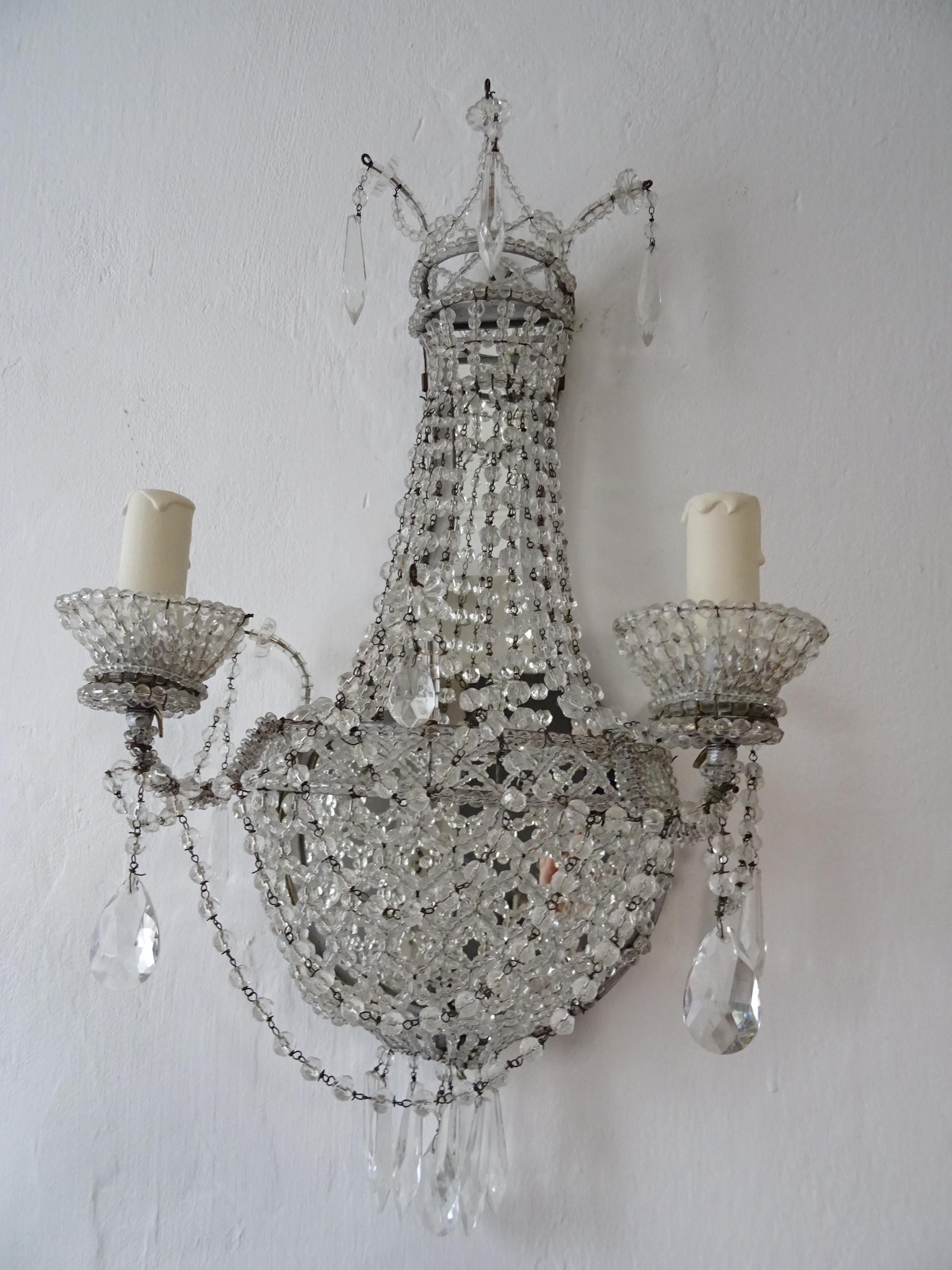 French Crystal Beaded Basket with Prisms and Mirrors Sconces, circa 1940 In Good Condition For Sale In Modena (MO), Modena (Mo)