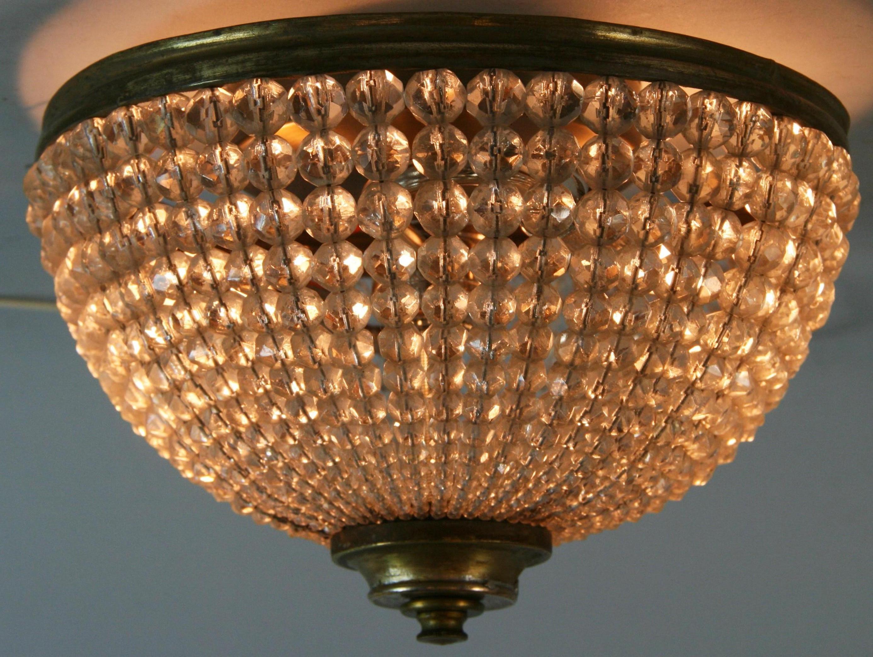 Plafonnier français ancien perlé de cristal monté en laiton en vente