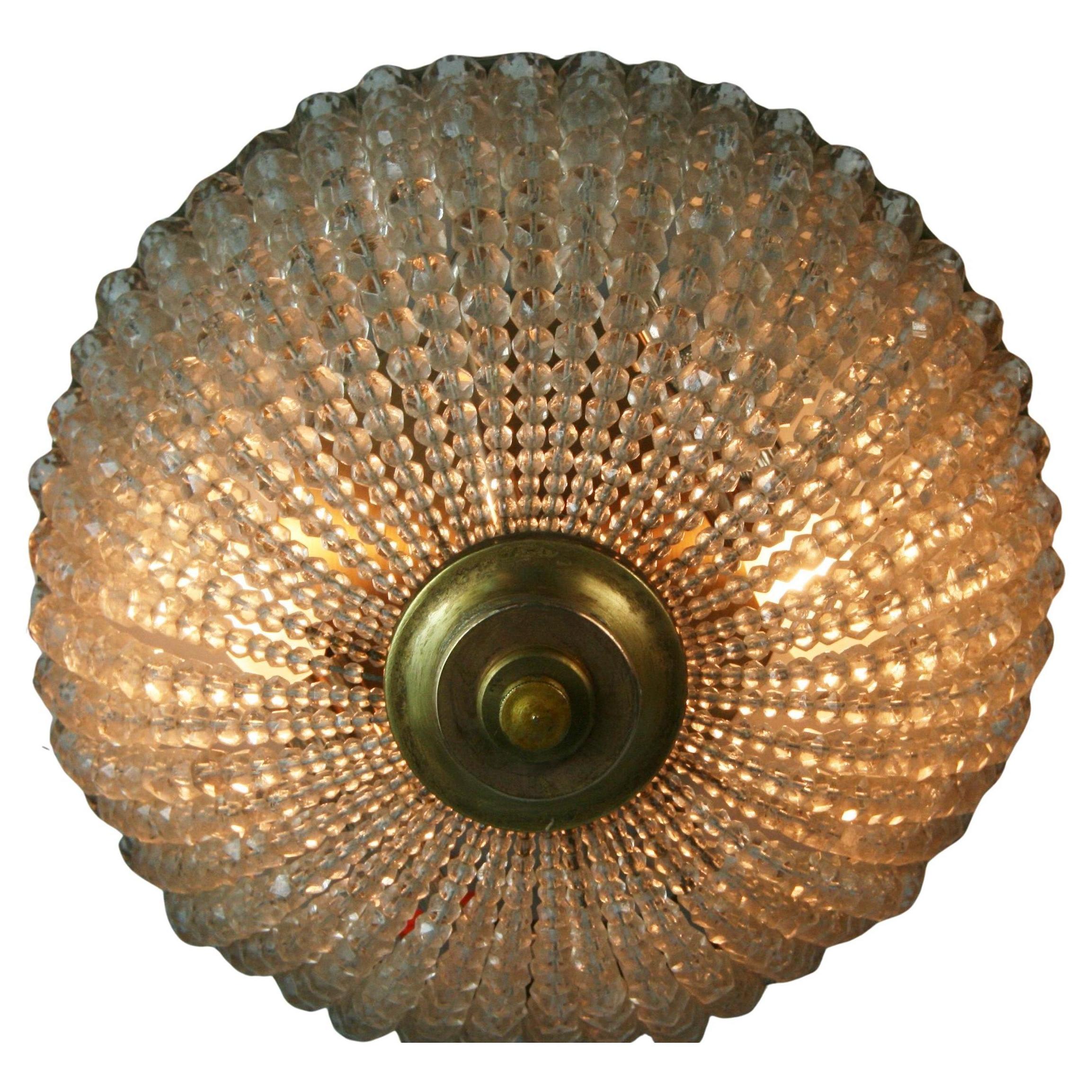 1648 Une belle monture en cristal avec cadre en laiton et cristal France.
Belle patine d'ancienneté à  laiton,
Rewired prend 2  Ampoules de 60 watts à culot candélabre