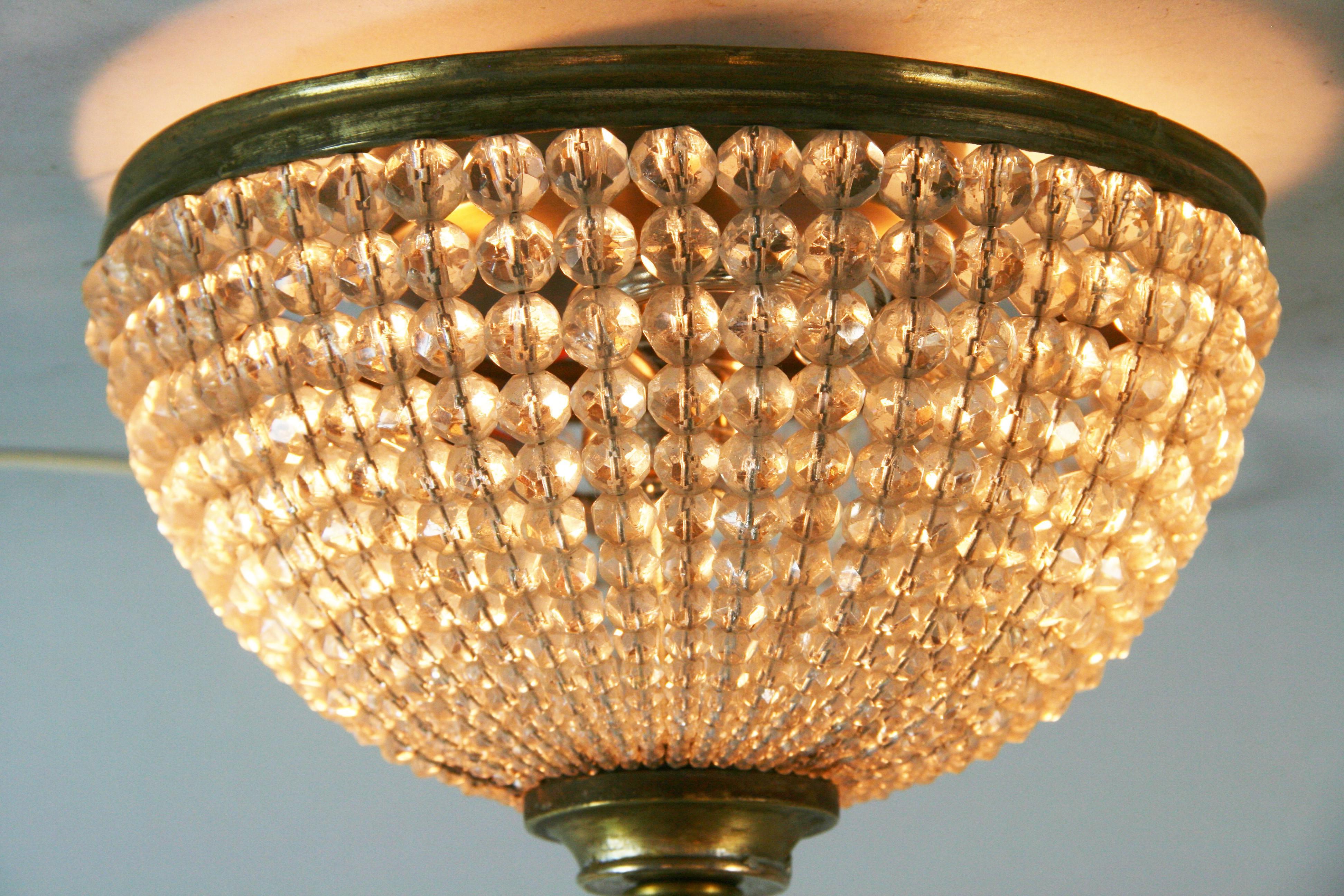 Laiton Plafonnier français ancien perlé de cristal monté en laiton en vente