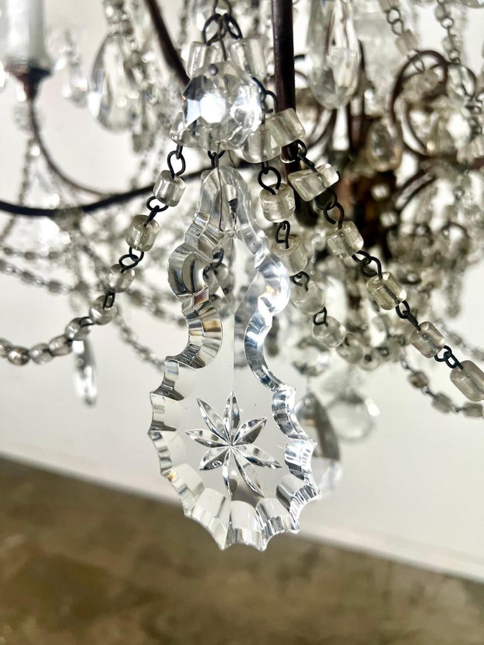 Lampadario francese in cristallo e perline A.I.C. 1930 in vendita 4