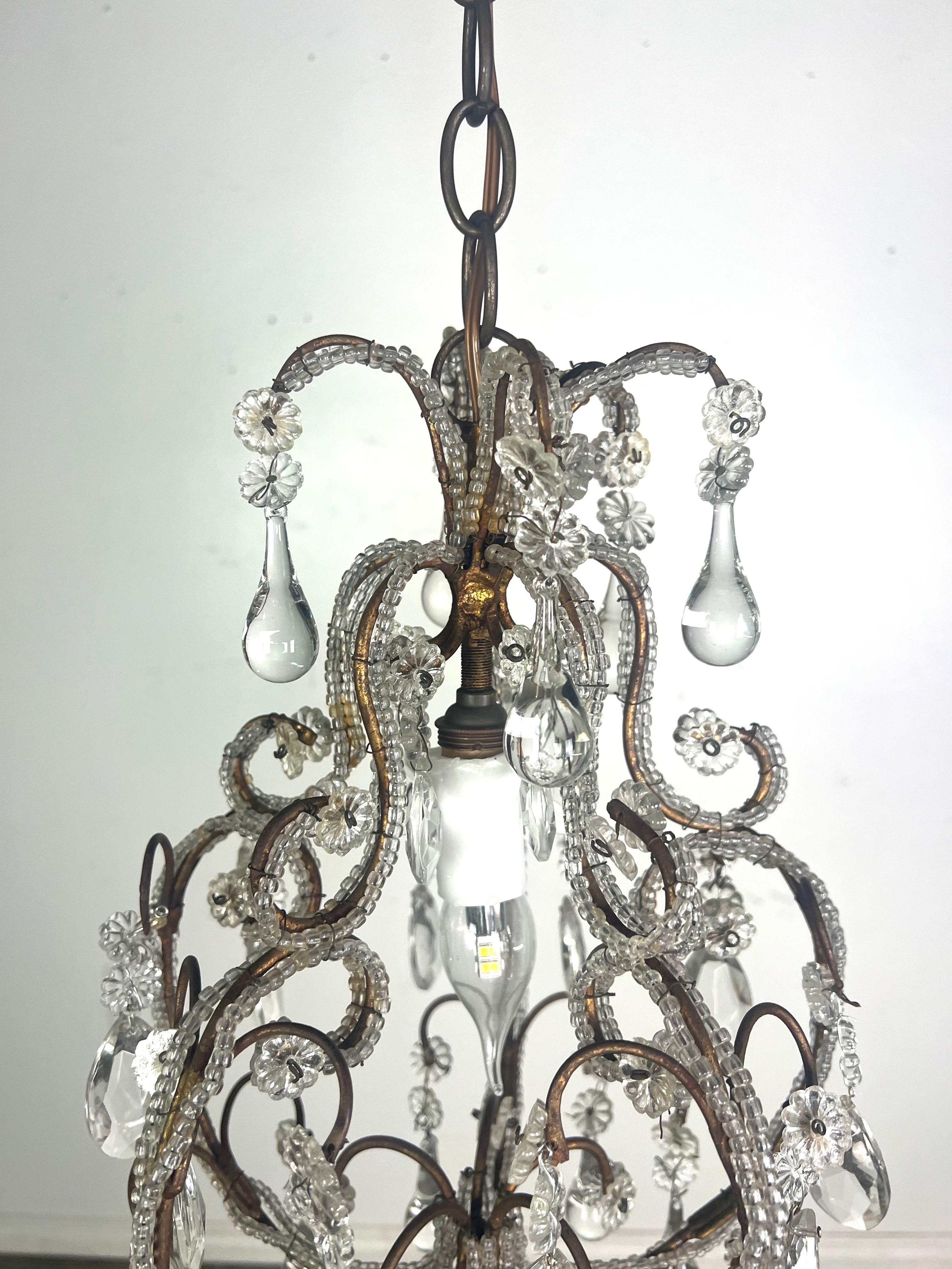 Rococò Lampadario di cristallo francese con perline A.I.C. 1930 in vendita
