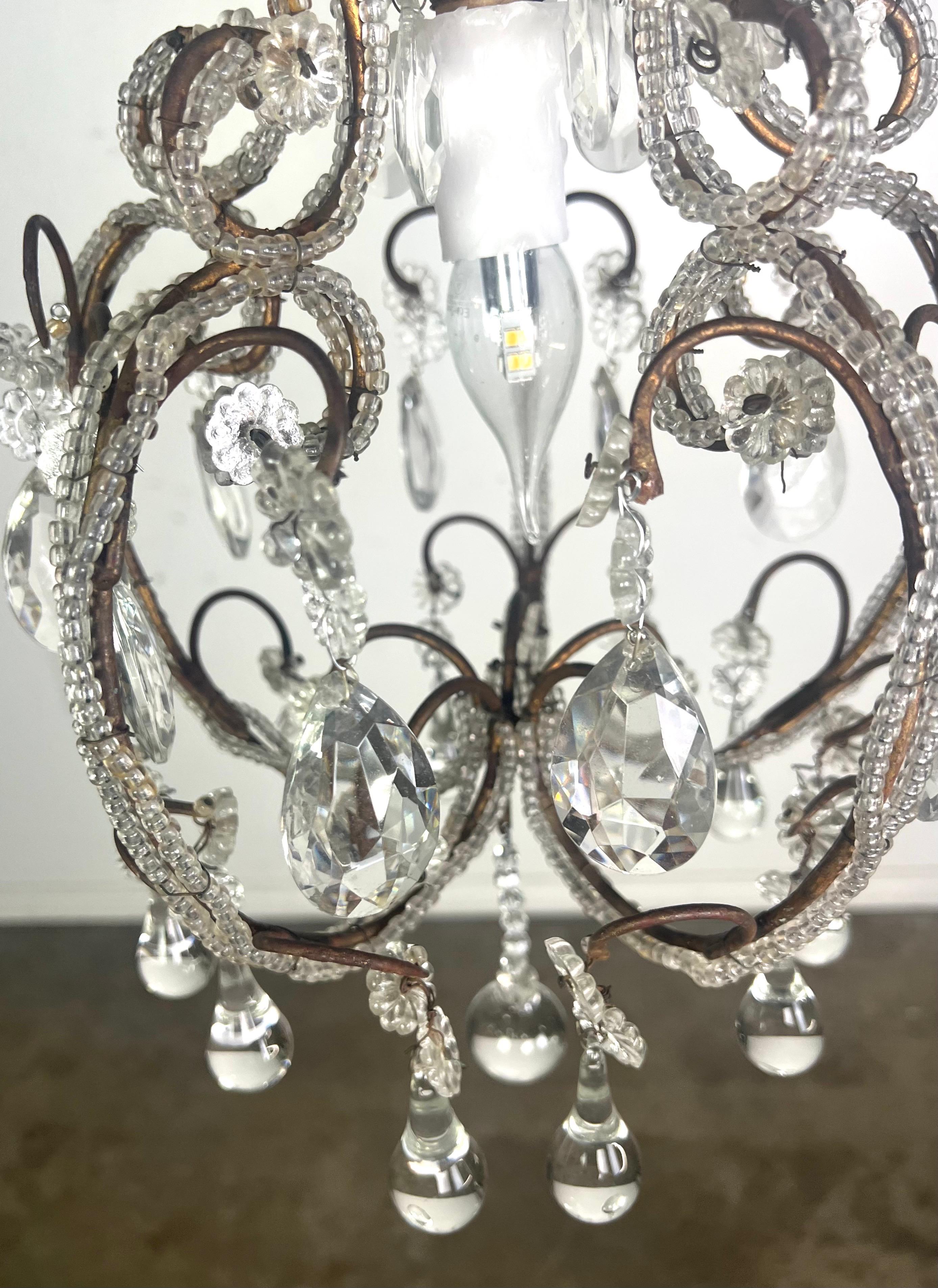 Francese Lampadario di cristallo francese con perline A.I.C. 1930 in vendita