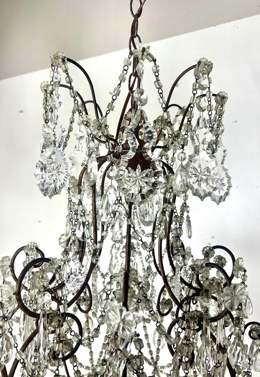 Metà XX secolo Lampadario francese in cristallo e perline A.I.C. 1930 in vendita