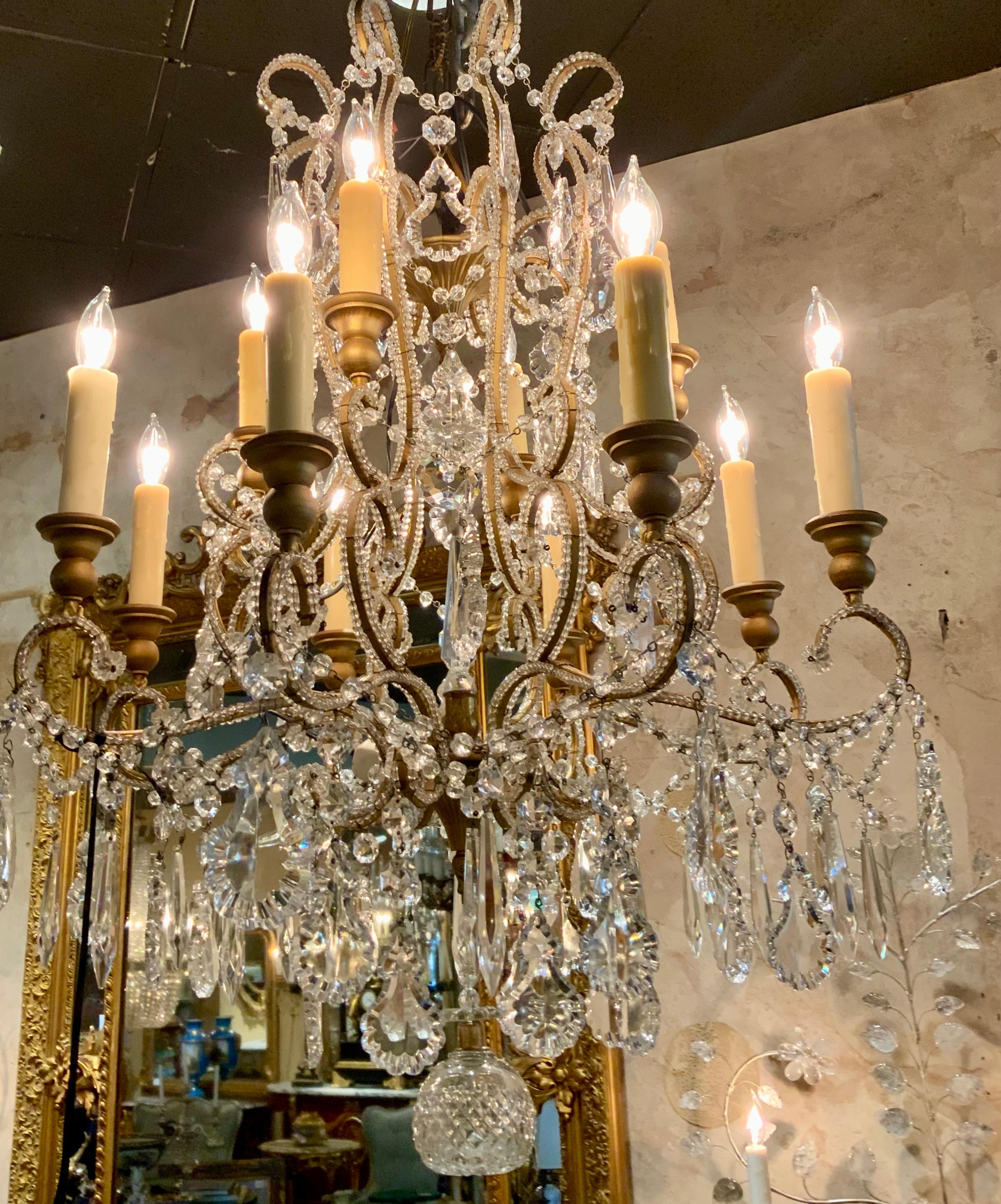Il cristallo pregiato e i bracci con perline a spirale rendono questo lampadario eccezionale. 
Bellissimo. Le braccia hanno piccole perline che rivestono l'intera struttura.
Ha due livelli di luci con dodici candele. È stato ritirato e
È pronto per