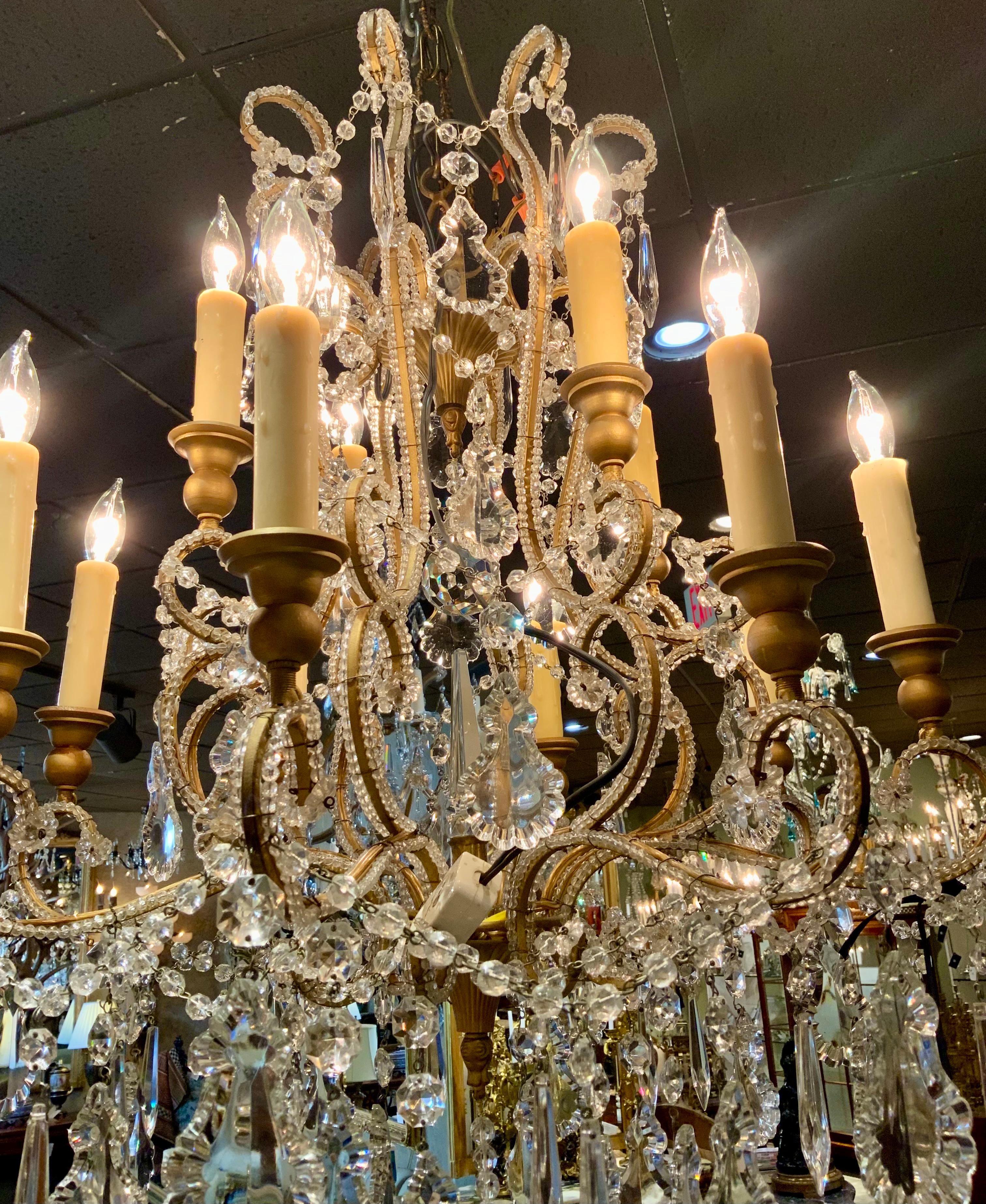 XX secolo Lampadario con perline in cristallo francese a dodici luci in vendita