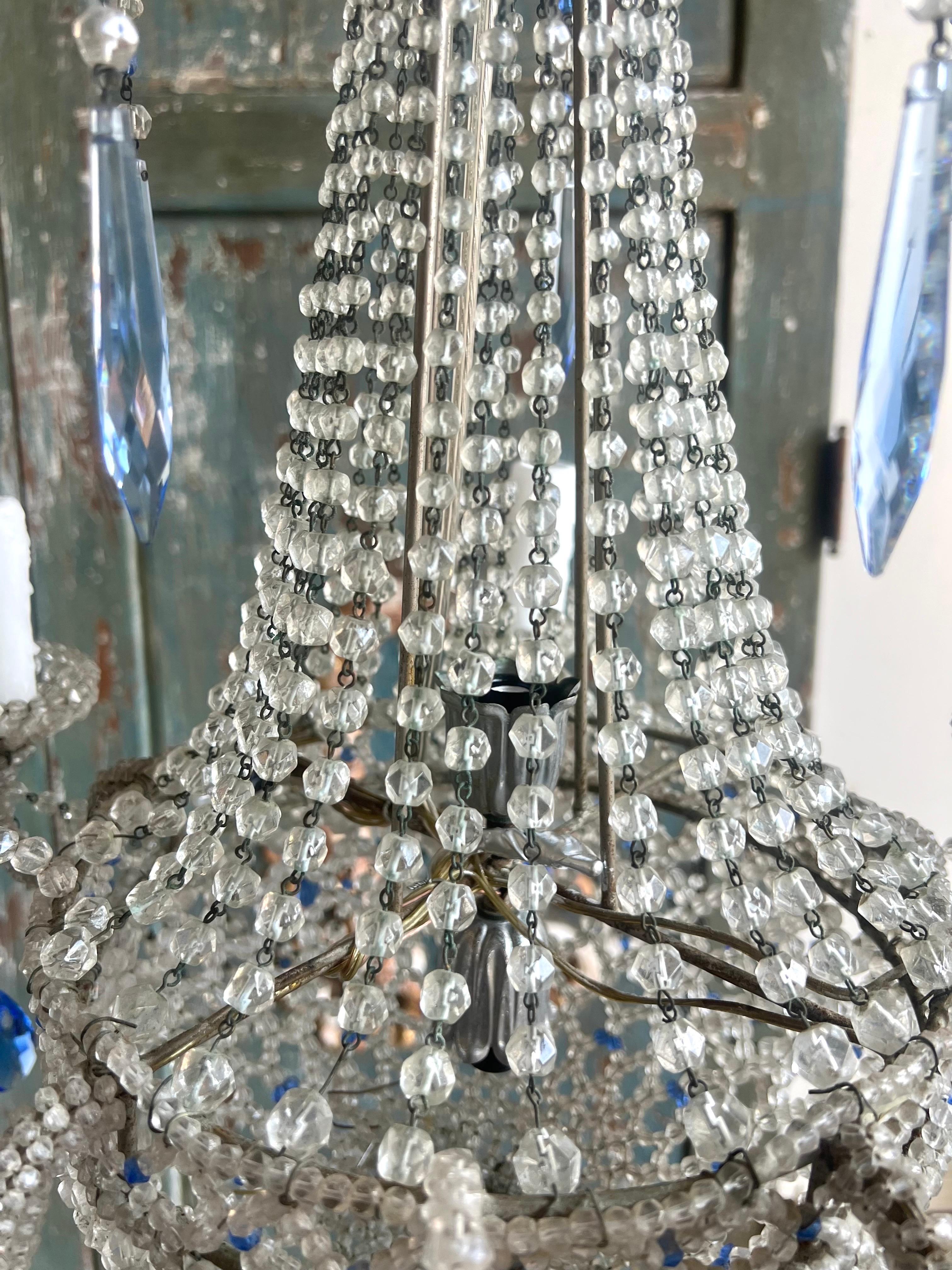 Rococò Lampadario francese in cristallo con perline A.I.C. 1930 in vendita