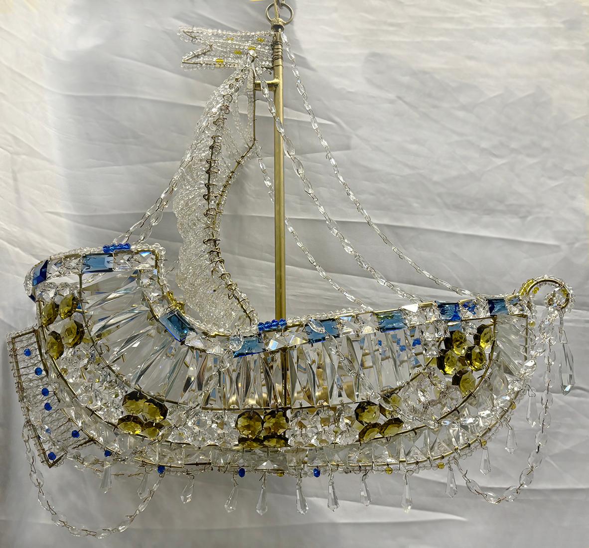 Lampadario da nave in cristallo francese degli anni '50 circa con 4 luci interne.

Misure:
Altezza: 28