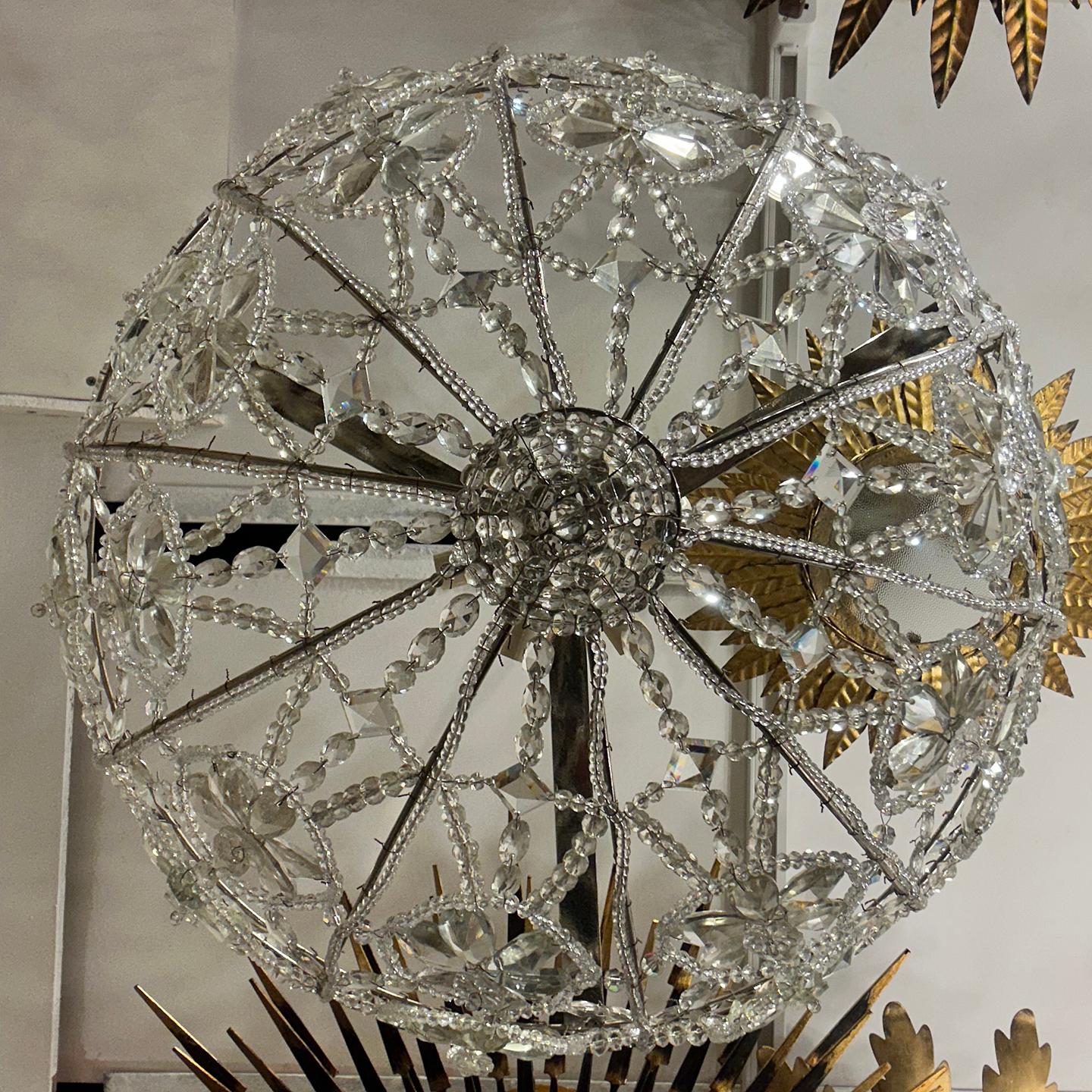 Un grand plafonnier français des années 1930 en cristal tressé, avec un corps tressé formant des fleurs et un cadre perlé, et six lampes candélabres à l'intérieur.

Mesures :
Diamètre : 24