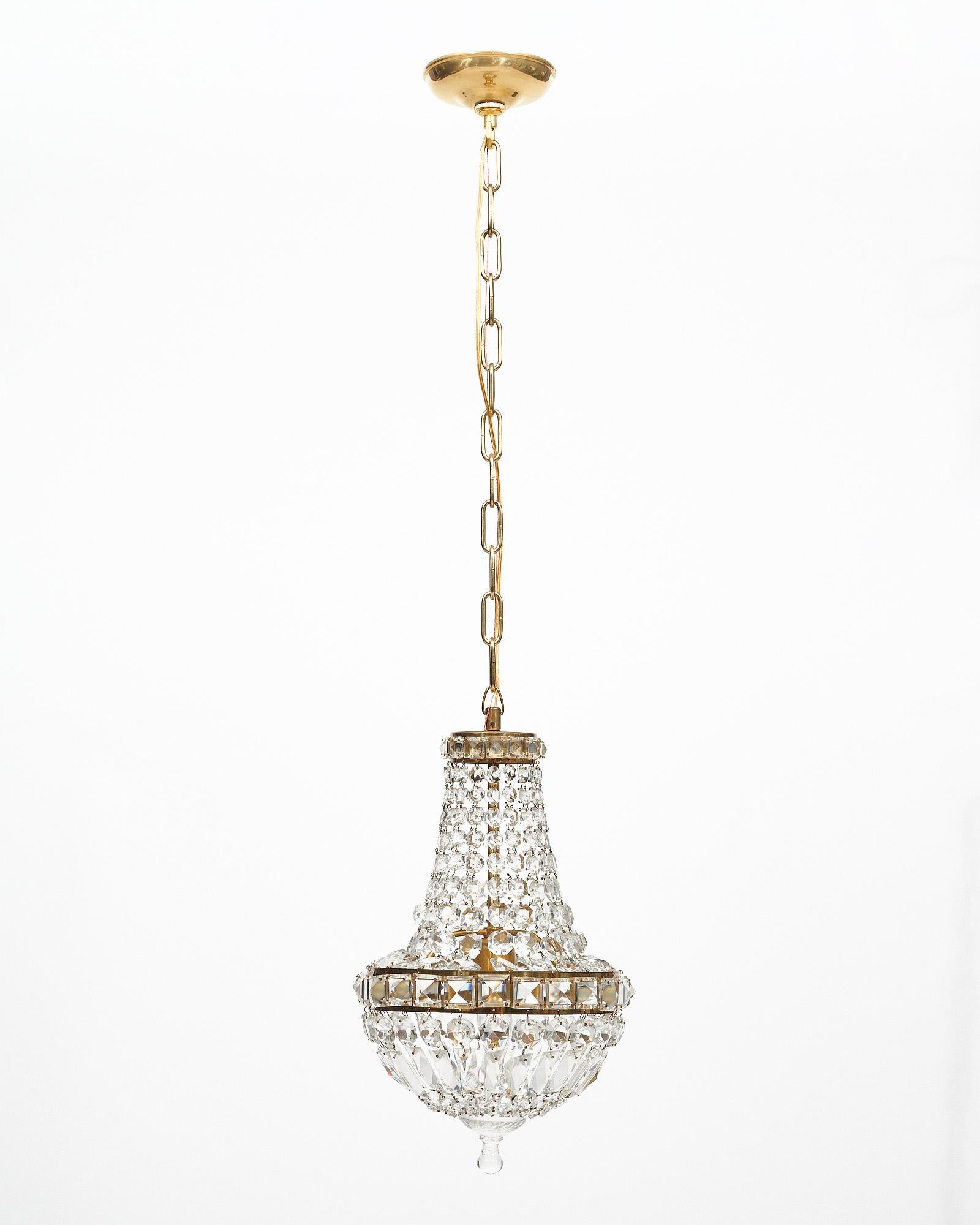 Antico lampadario francese realizzato con elementi in cristallo tagliato (cabochon e pendenti) su una struttura in ottone. È stata cablata di recente per adattarla agli standard statunitensi.
L'altezza complessiva attuale è di 43