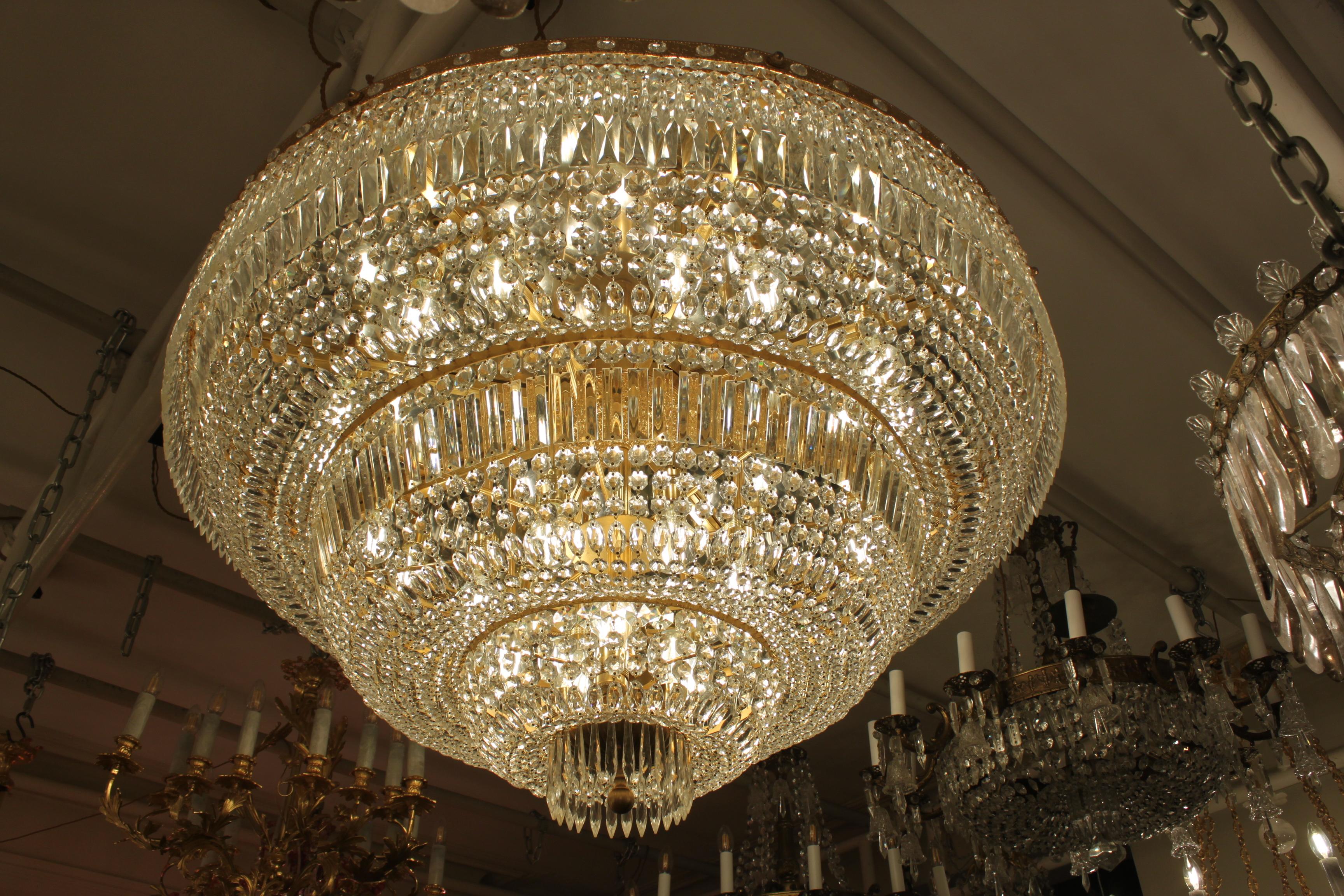 French Crystal Chandelier In Excellent Condition For Sale In London, GB