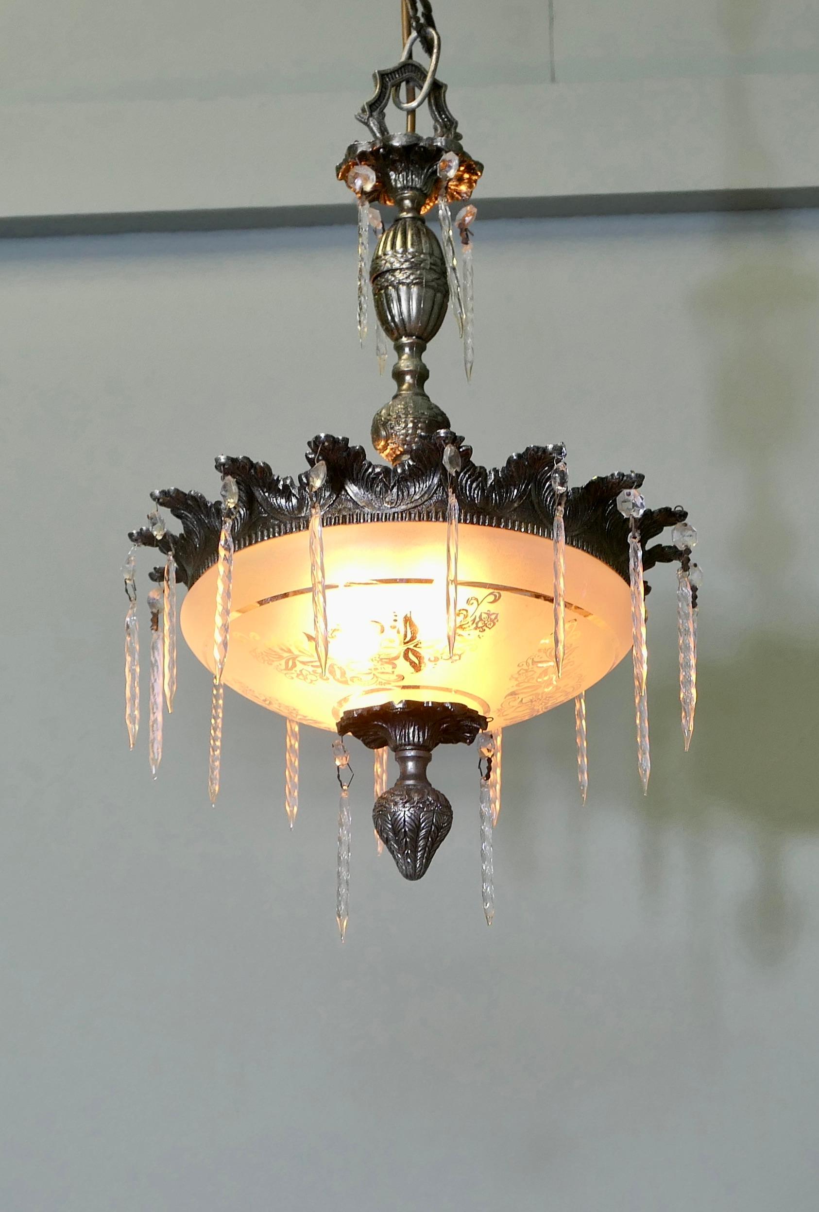 Lampadario di cristallo francese  Questo è un lampadario di cristallo molto bello in vendita 4