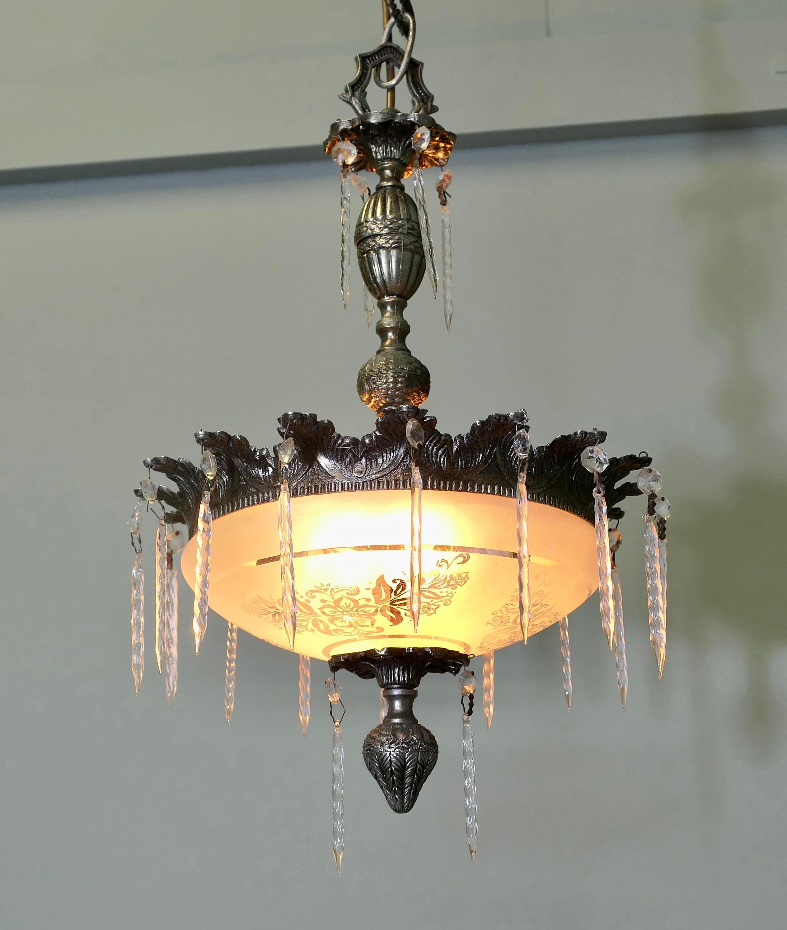 Lampadario di cristallo francese  Questo è un lampadario di cristallo molto bello in vendita 5