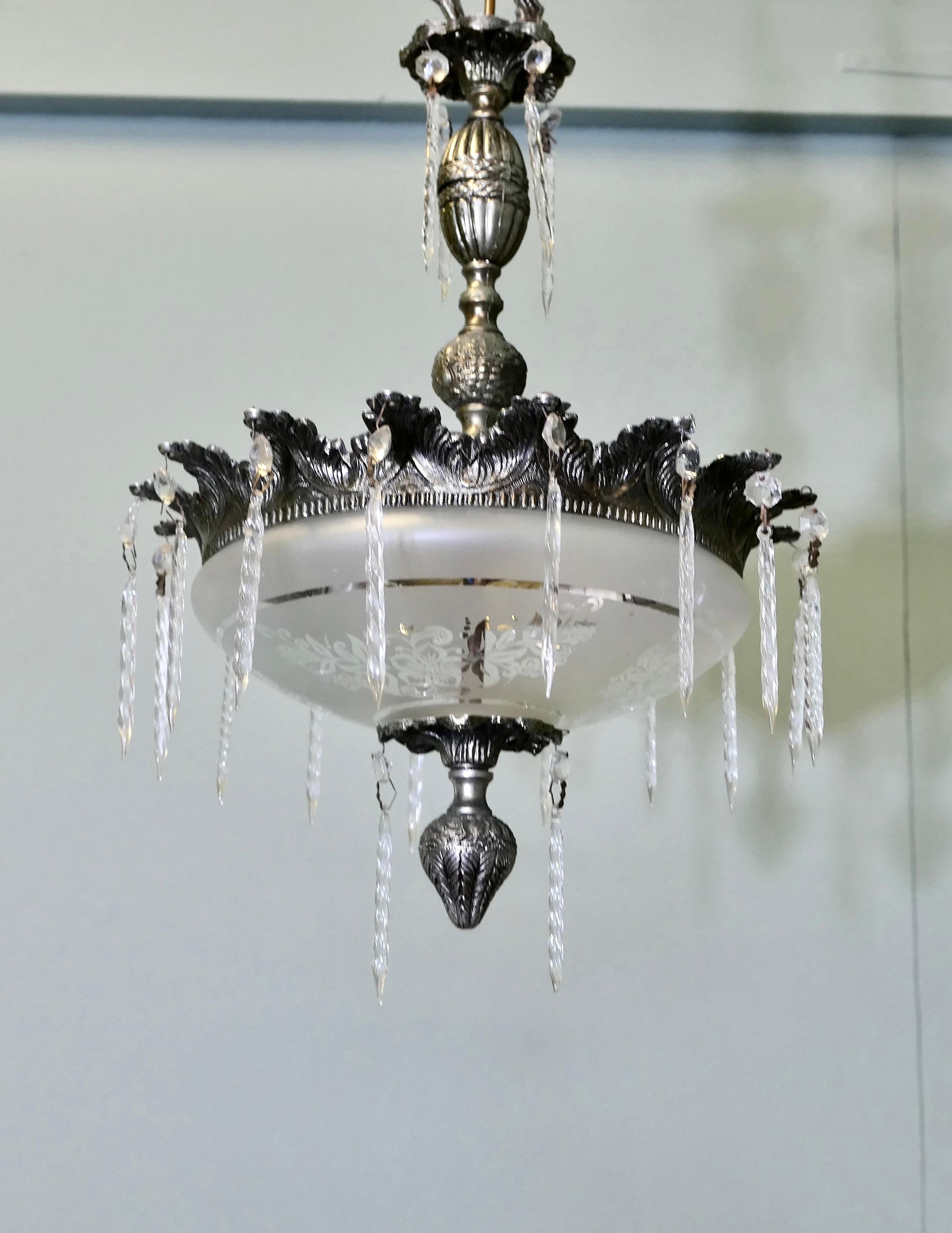 Lampadario di cristallo francese  Questo è un lampadario di cristallo molto bello in vendita 6