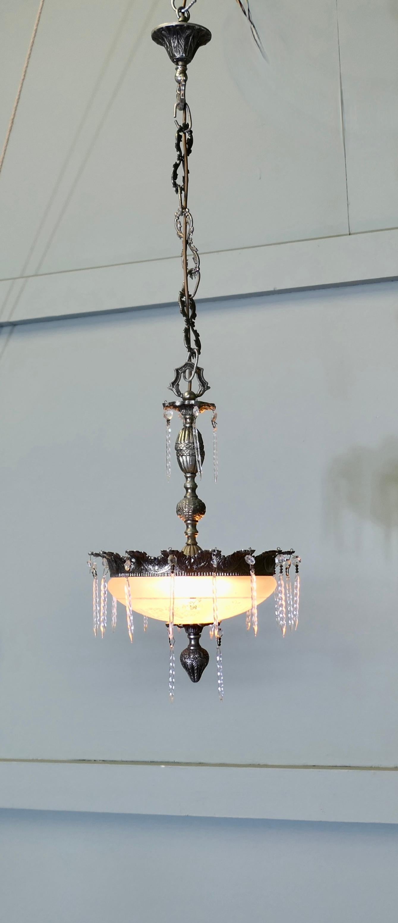 
Lampadario di cristallo francese

Si tratta di un lampadario di cristallo molto grazioso, con una ciotola di vetro acidato circondata da delicati ghiaccioli attorcigliati. 
La luce è in buone condizioni di funzionamento e dovrà essere collegata a