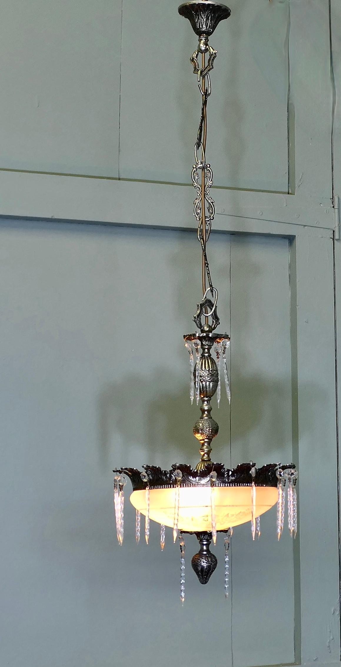 Inizio XX secolo Lampadario di cristallo francese  Questo è un lampadario di cristallo molto bello in vendita