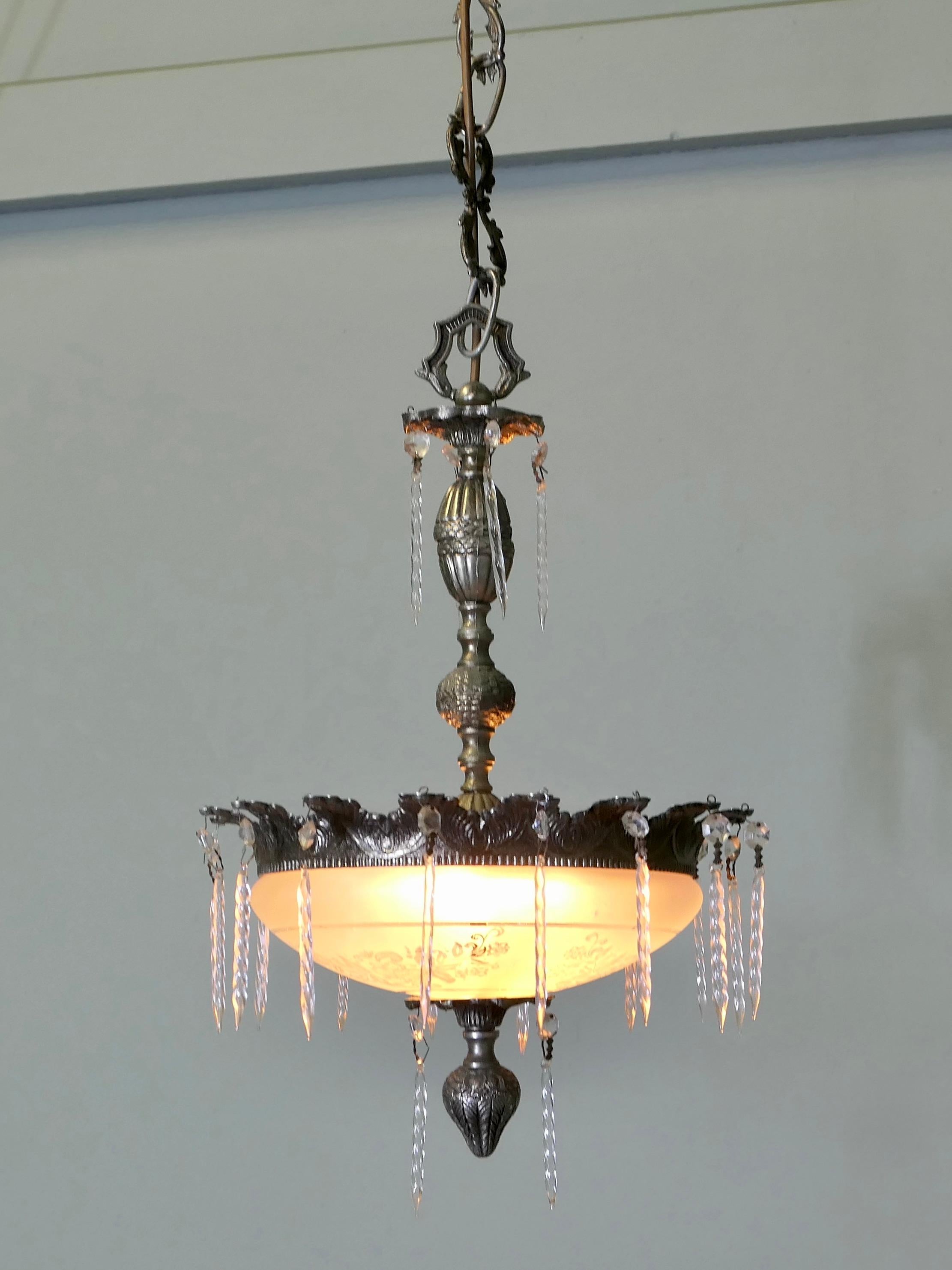 Lampadario di cristallo francese  Questo è un lampadario di cristallo molto bello in vendita 1