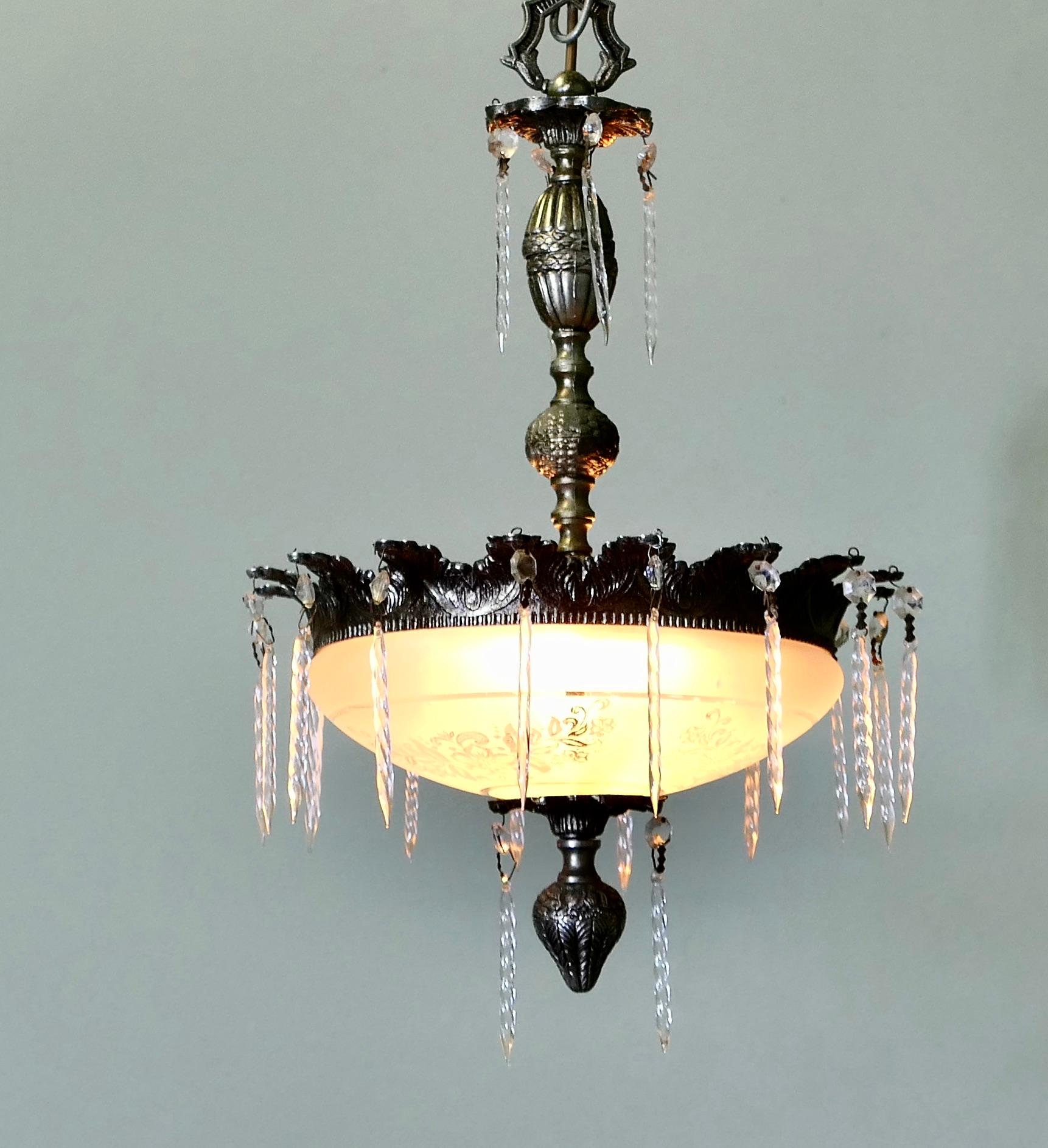 Lampadario di cristallo francese  Questo è un lampadario di cristallo molto bello in vendita 2