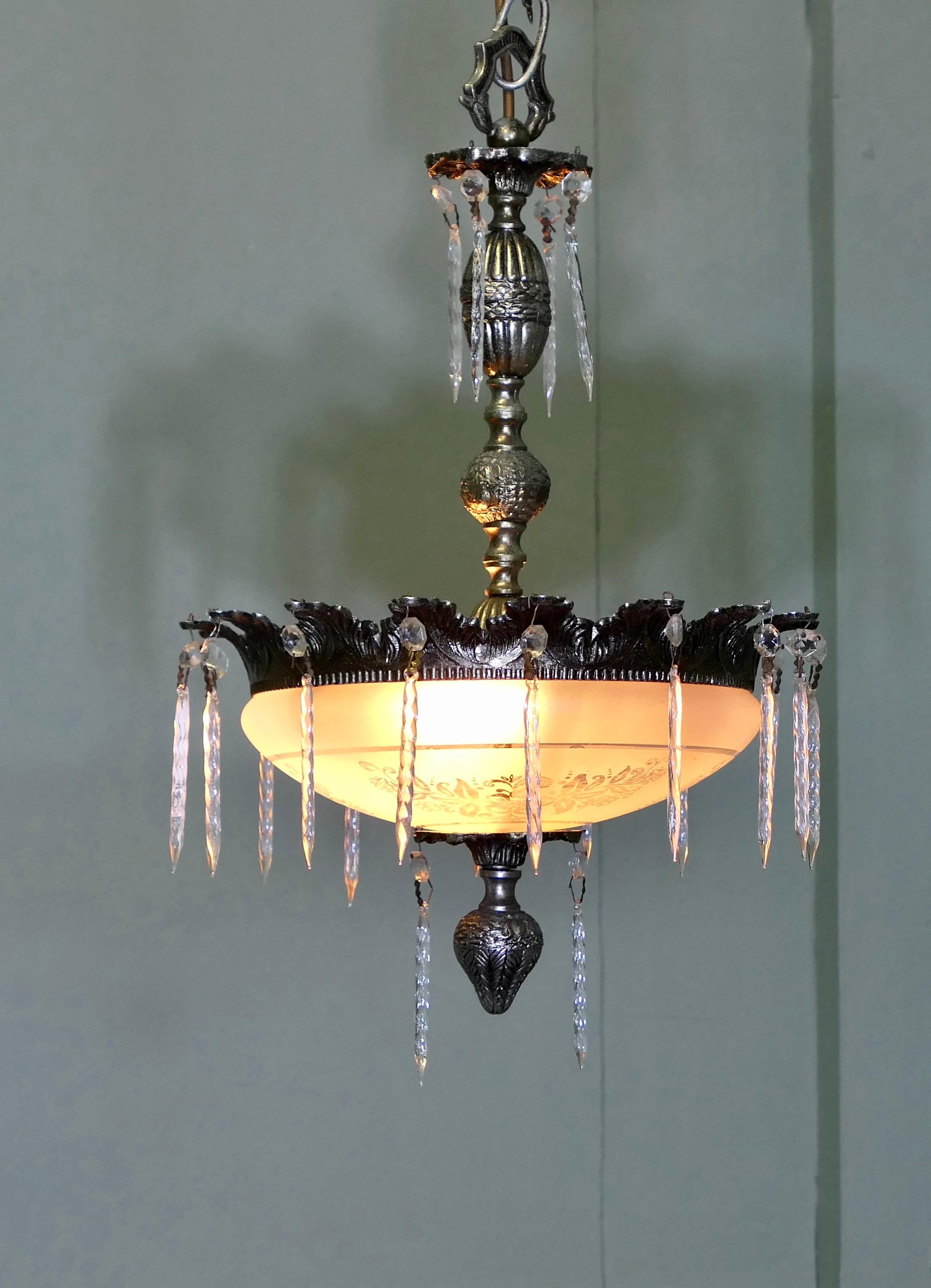 Lampadario di cristallo francese  Questo è un lampadario di cristallo molto bello in vendita 3