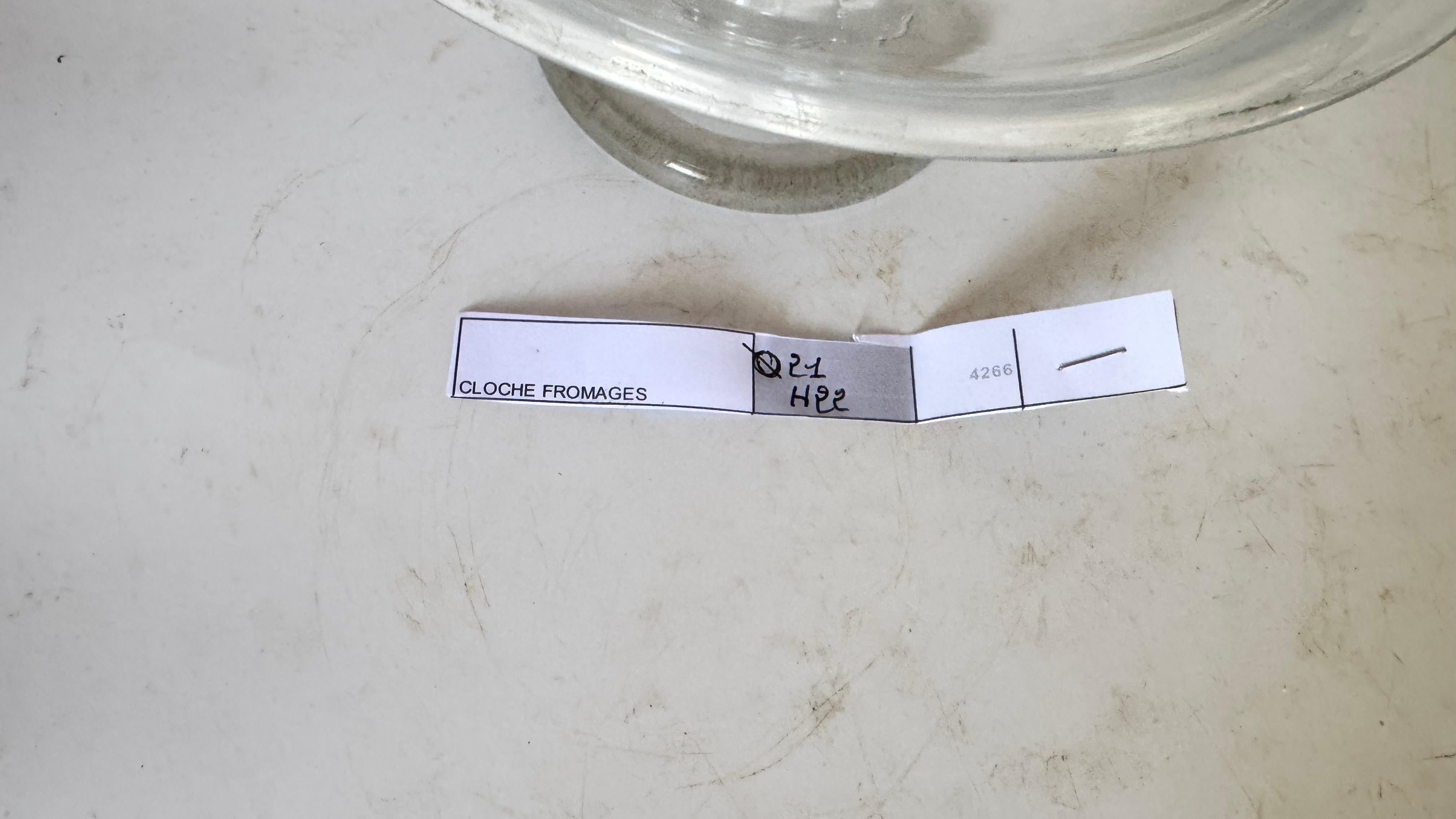 Französische Käseglocke aus Kristall mit Dekor aus geschliffenem Glas - 1970er Jahre

Beschreibung:
Es handelt sich um eine hochwertige Käseglocke aus Kristall, die in den 1970er Jahren in Frankreich hergestellt wurde. Das Stück ist eine raffinierte