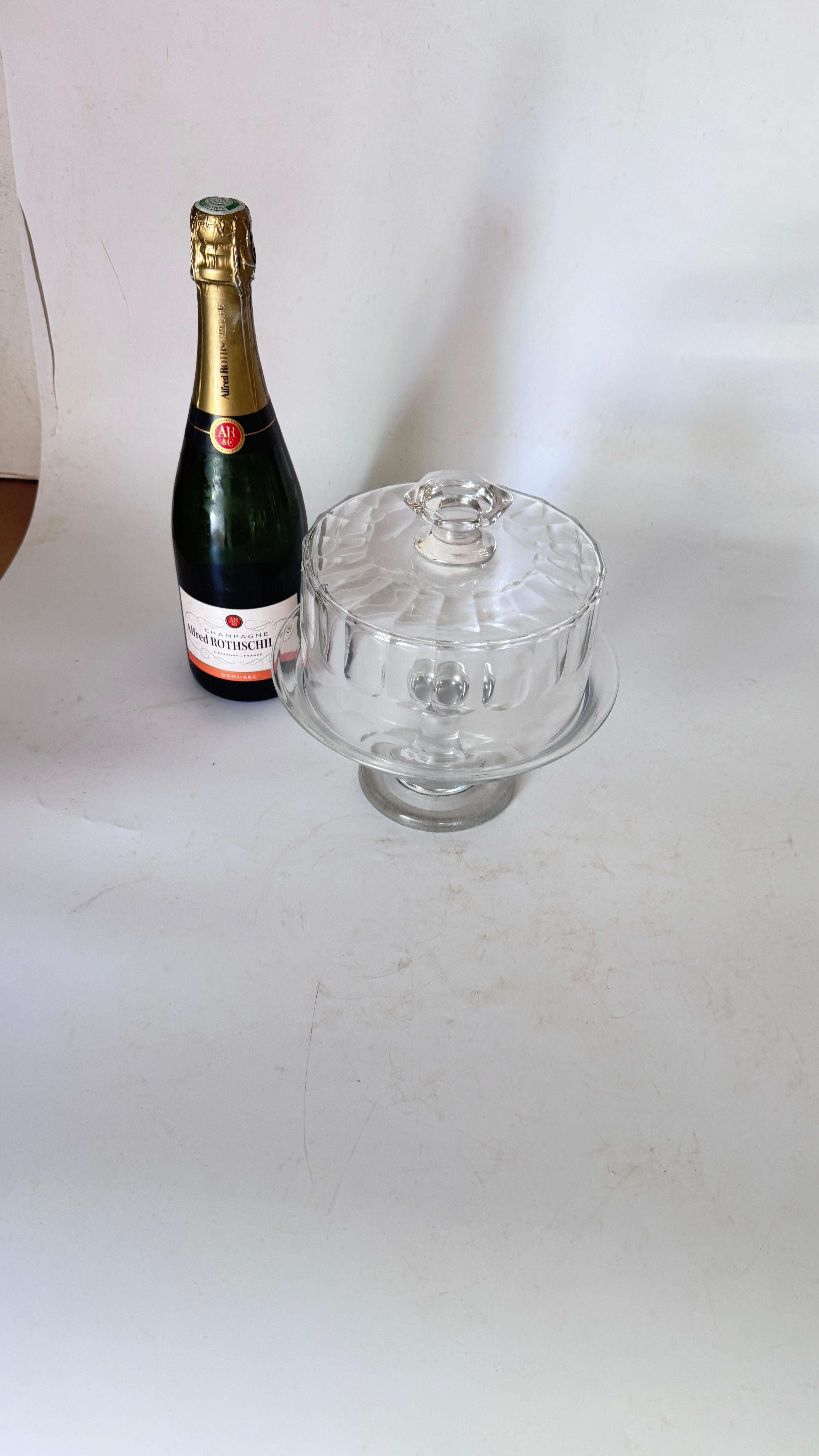 Französische Käseglocke aus Kristall mit Dekor aus geschliffenem Glas - 1970er Jahre (Moderne der Mitte des Jahrhunderts) im Angebot