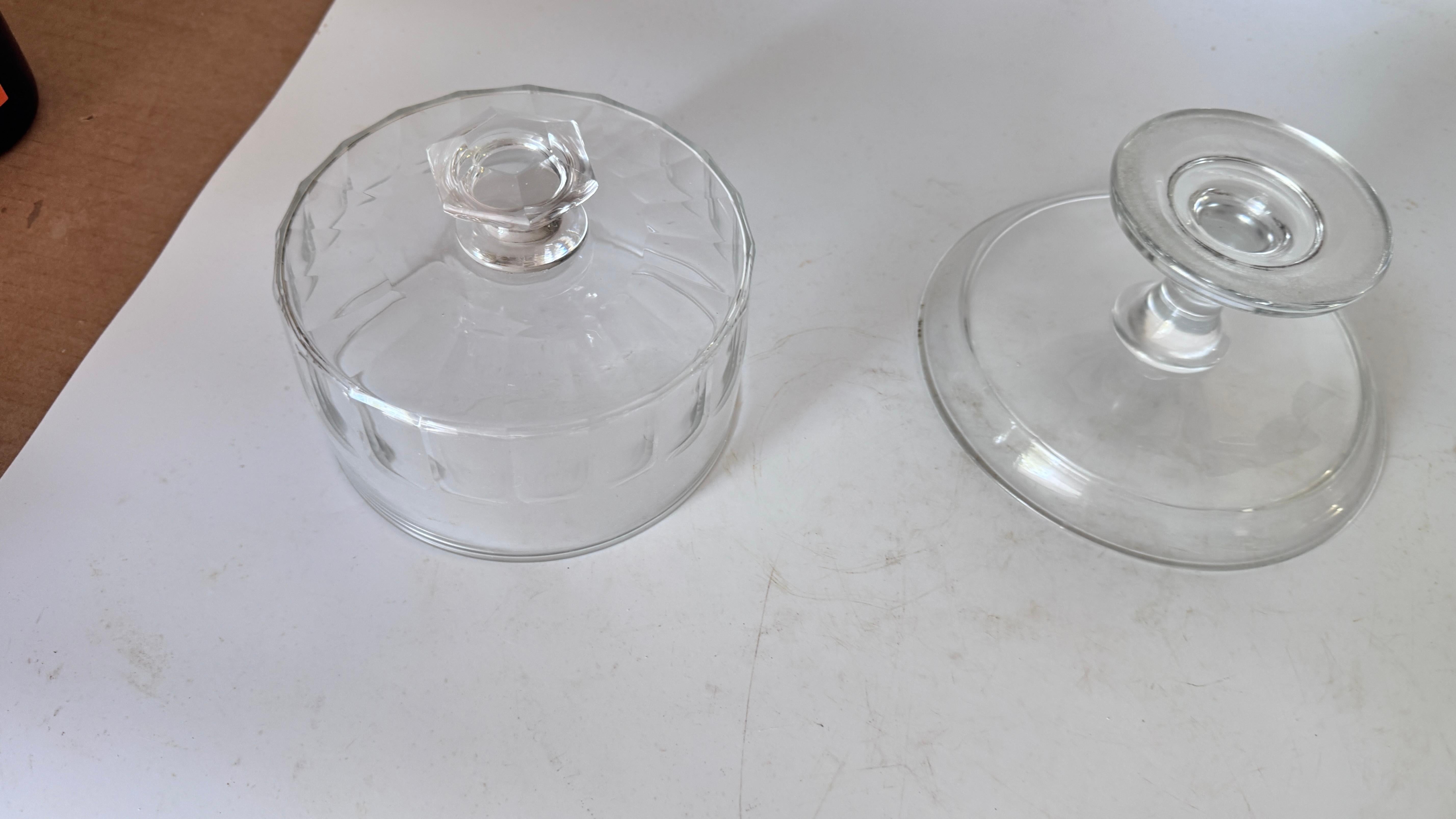 Französische Käseglocke aus Kristall mit Dekor aus geschliffenem Glas - 1970er Jahre im Zustand „Gut“ im Angebot in Auribeau sur Siagne, FR