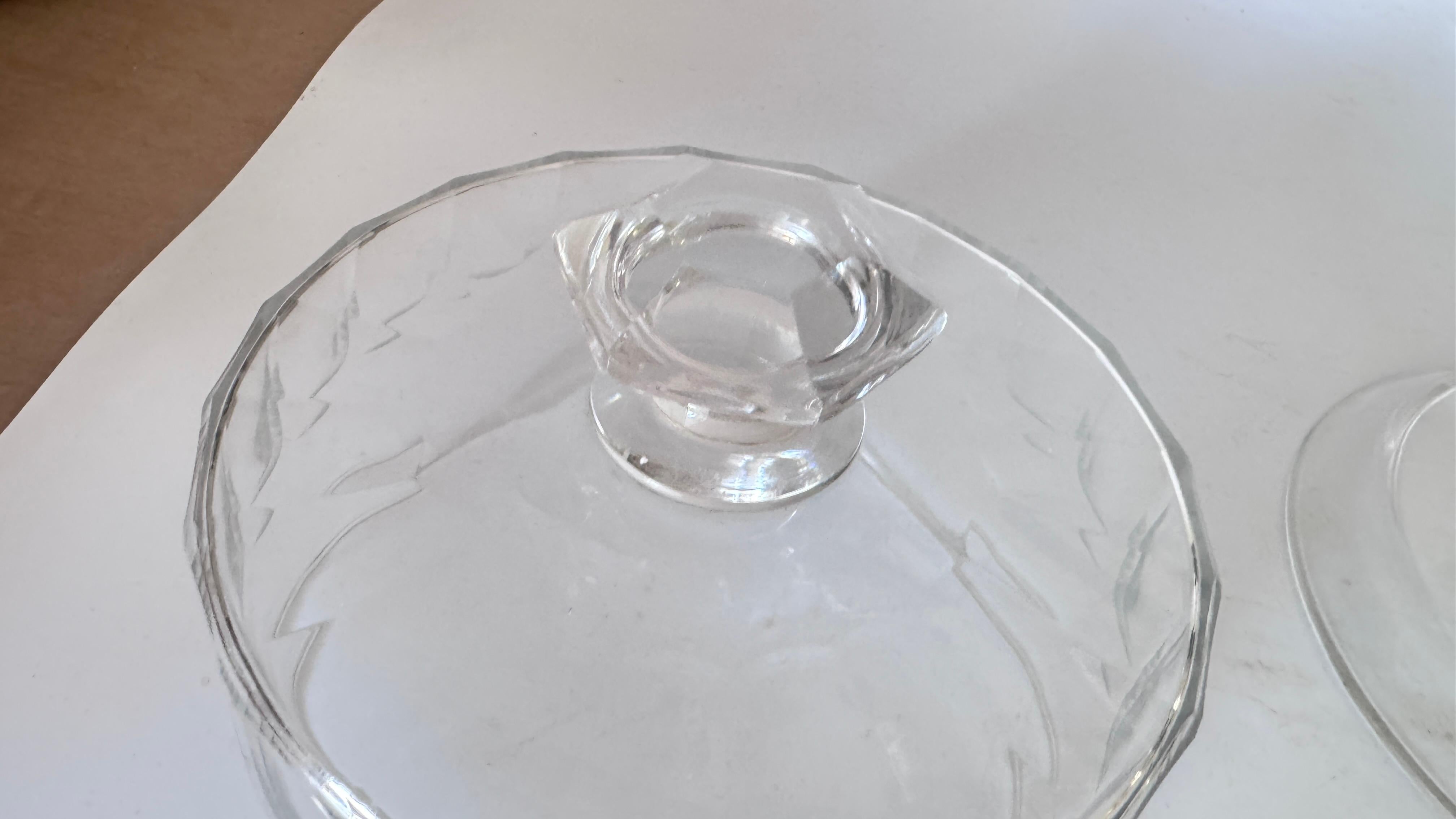 Französische Käseglocke aus Kristall mit Dekor aus geschliffenem Glas - 1970er Jahre (Ende des 20. Jahrhunderts) im Angebot