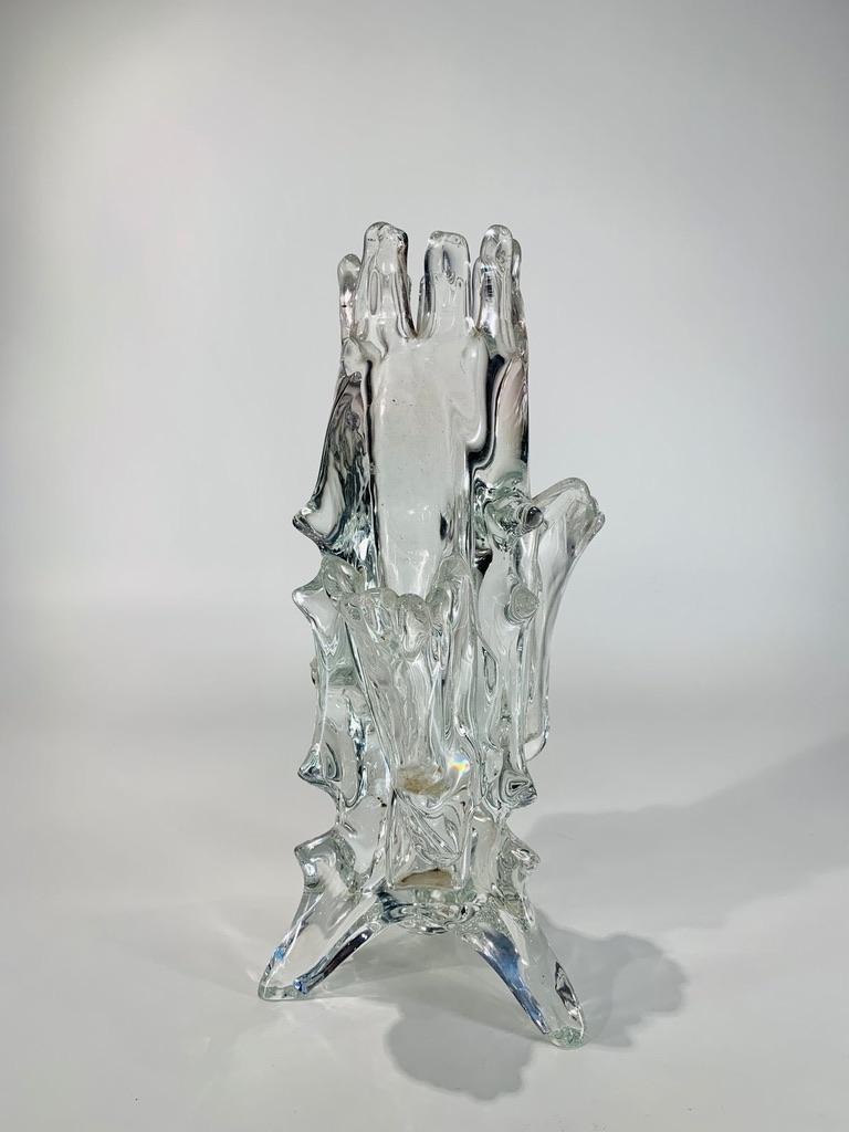 Unglaubliche Vase aus französischem Kristall um 1970 mit drei kleinen aufgesetzten Vasen.