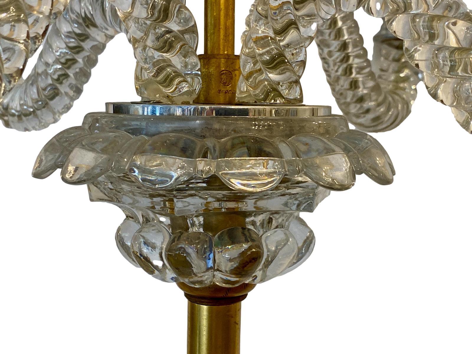 Lampadaire français à quatre lumières en cristal datant des années 1920. Le corps et la base sont en bronze doré.

Mesures :
Hauteur jusqu'à l'appui de l'abat-jour 67