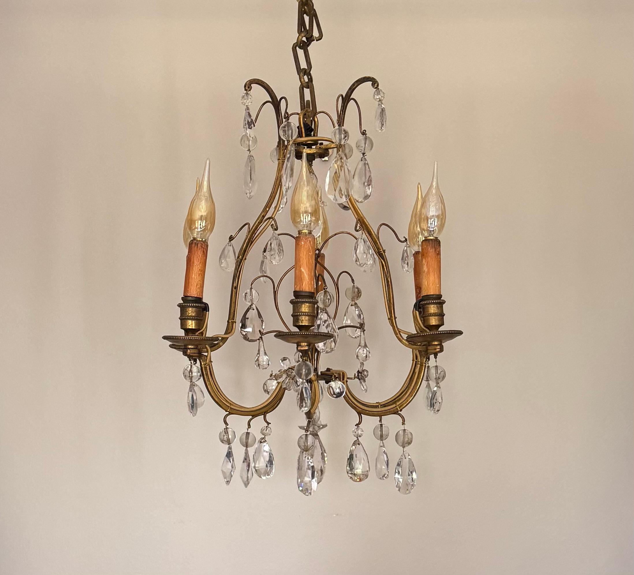 Mid-Century moderno Cristallo francese  lampadario a 6 bracci in vetro e metallo dorato in vendita