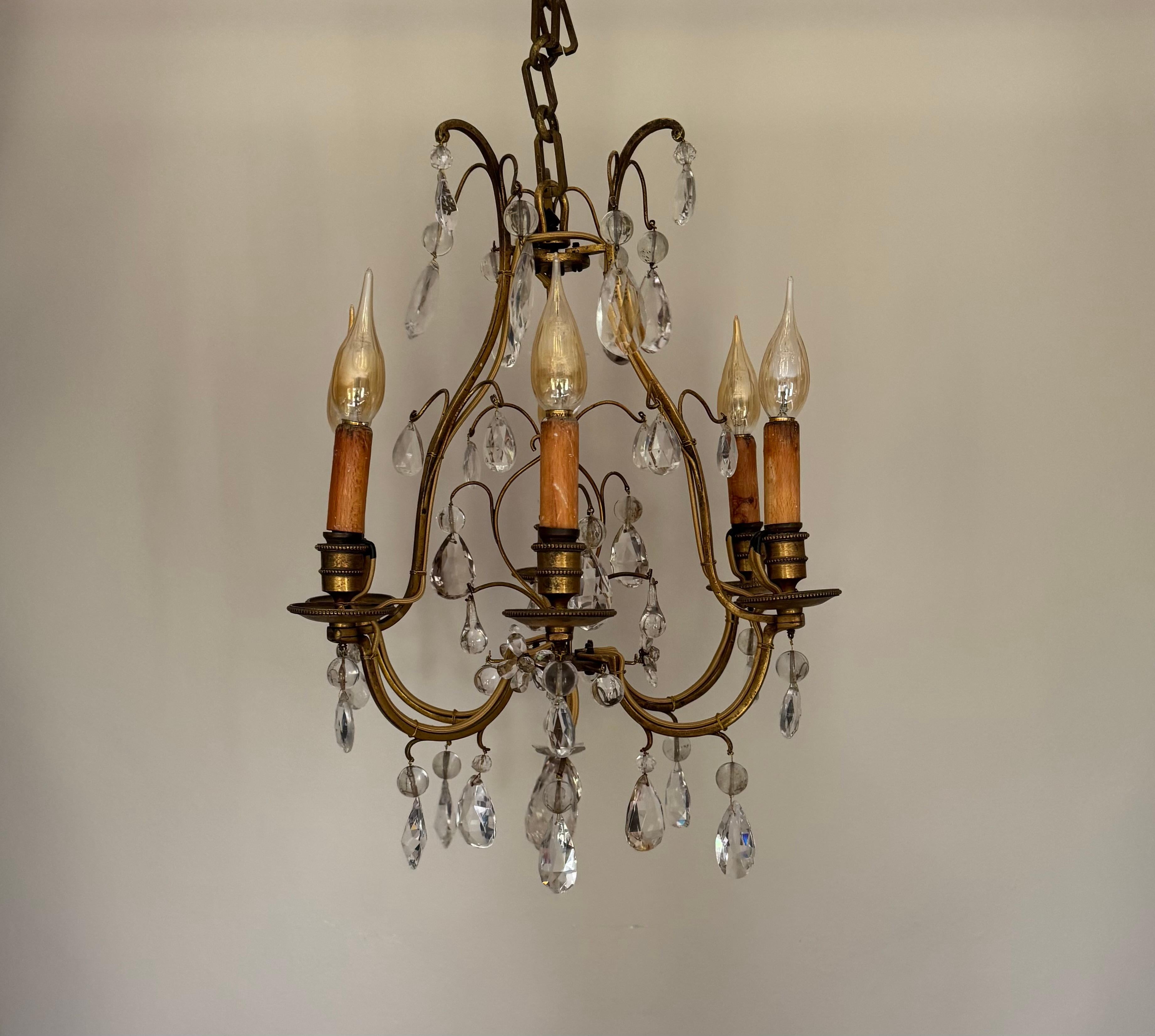 Cristallo francese  lampadario a 6 bracci in vetro e metallo dorato In condizioni buone in vendita a London, GB