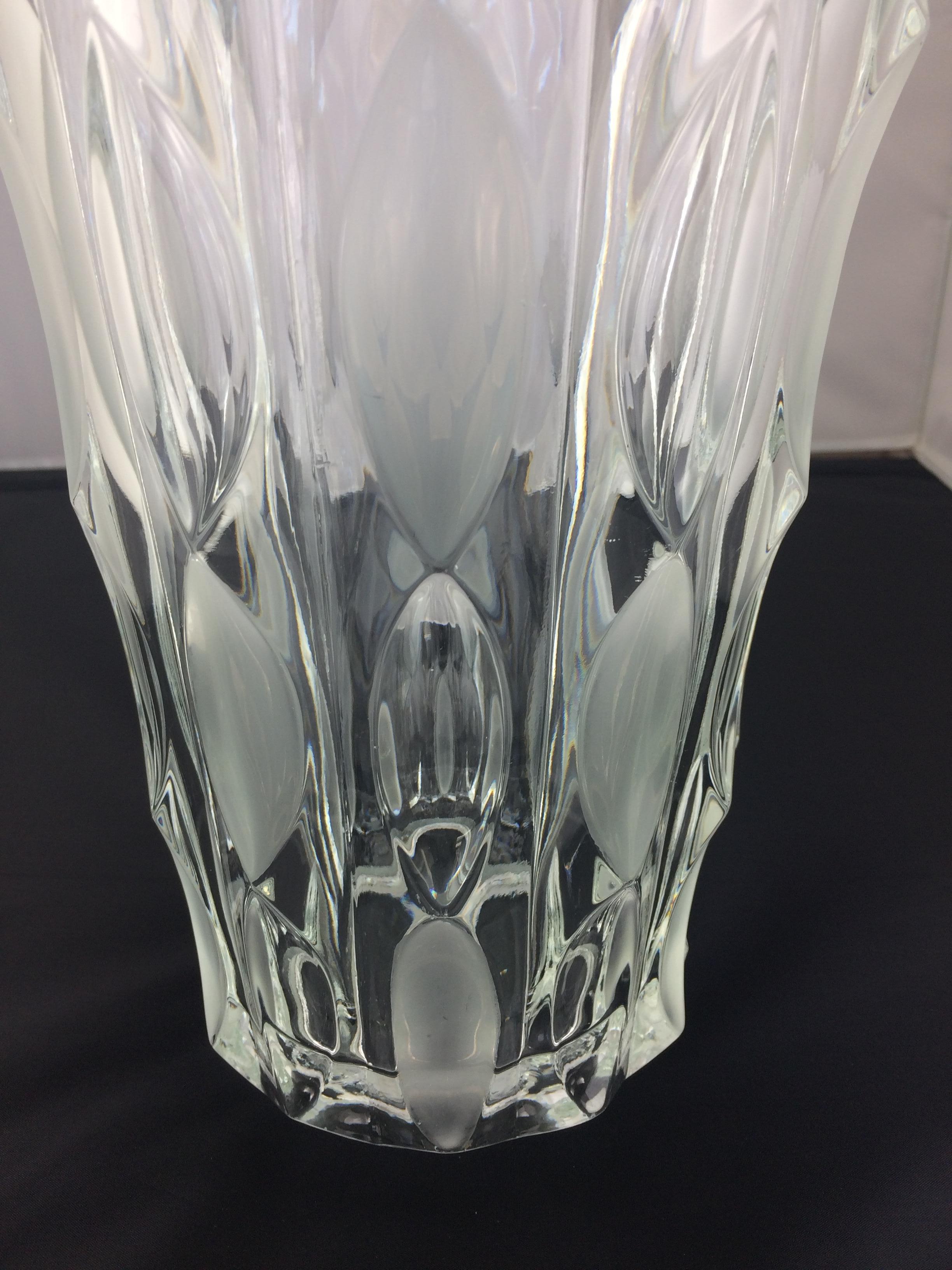 Contemporary French Clear Crystal Vase In Good Condition In Miami, FL